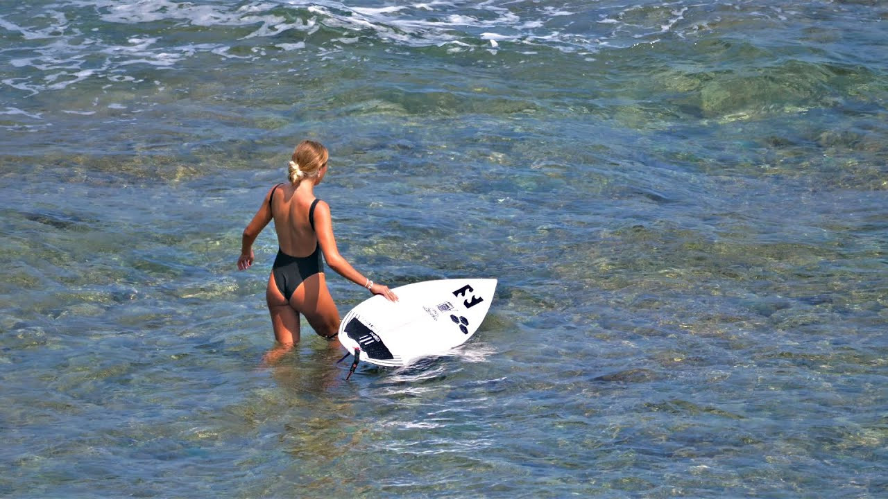Bali's had some small to medium swells over the last few days, and most surfers flocked to Uluwatu as it's one of the best options in these conditions. The tides were also quite small yesterday morning, which allowed Temples, The Peak, and Racetracks to work simultaneously, helping to spread out the hefty crowd. <br /><br />If you would like to support us, please buy us a coffee here: https://www.buymeacoffee.com/infowy<br /><br />If you like the content, please subscribe to the channel here: http://bit.ly/2NPrV5H<br />_____________________________<br /><br />OUR AMAZON STORE: https://www.amazon.com/shop/globalzoo-surfingvideos?ref=ac_inf_tb_vh <br /><br />GEAR WE USE FROM AMAZON: <br /><br />Our camera: https://amzn.to/3XHjiMe <br />Our drone: https://amzn.to/3HauKJg <br />Our main lens: https://amzn.to/3Jo9qCU <br />Our other lens: https://amzn.to/3Ji9XWW <br />Our main tripod: https://amzn.to/3Y6yUZG <br />Our second tripod: https://amzn.to/3Hh9EsJ <br />Our second tripod head: https://amzn.to/3WPpsbQ <br />Our camera bag: https://amzn.to/3HdvTzH <br />The laptop we edit on: https://amzn.to/3Hdwb9L <br />Our external hard drive: https://amzn.to/3Y2lJc0 <br /><br />_____________________________<br /><br />Social media accounts:<br />Instagram: https://www.instagram.com/global.zoo.co/?hl=en<br />Facebook: https://www.facebook.com/Global.Zoo.Co<br /><br />_____________________________<br /><br />DISCLAIMER <br />Some of the links above are affiliate links, where I earn a small commission if you click on the link and purchase an item. You are not obligated to do so, but it does help fund these videos in hopes of bringing value to you! <br /><br />#Surfing #Surf #Indonesia #Bali #Uluwatu #GlobalZoo