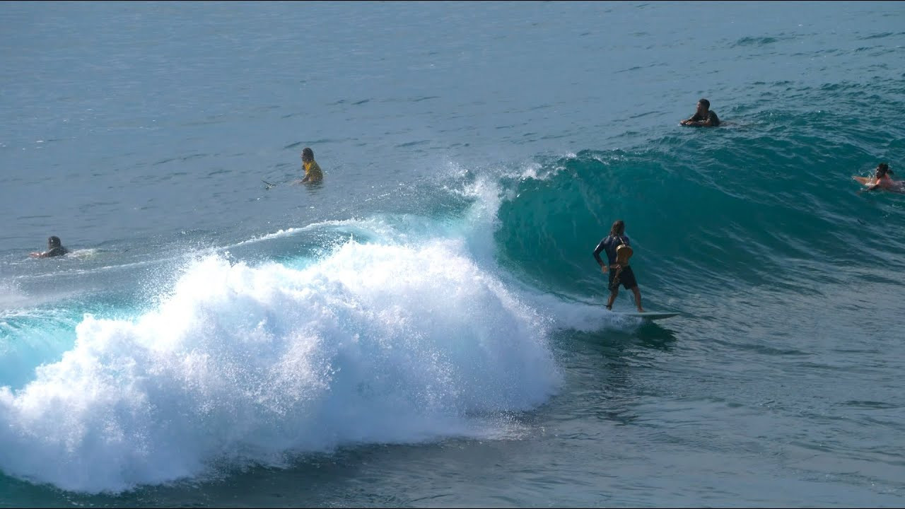 It's not every day you see someone strumming their ukulele as they cruise along Uluwatu's hollow walls, but that's exactly what a guy was doing there yesterday afternoon. If you've ever wondered if someone can get barreled with a musical instrument, well he almost made a good one at 4:37<br /><br />The waves got pretty good as the tide dropped out, and Racetracks started churning out a few very shallow drainers. There were plenty of surfers willing to risk their skin, and some really nice barrels went down.<br /><br />If you would like to support us, please buy us a coffee here: https://www.buymeacoffee.com/infowy<br /><br />If you like the content, please subscribe to the channel here: http://bit.ly/2NPrV5H<br />_____________________________<br /><br />OUR AMAZON STORE: https://www.amazon.com/shop/globalzoo-surfingvideos?ref=ac_inf_tb_vh <br /><br />GEAR WE USE FROM AMAZON: <br /><br />Our camera: https://amzn.to/3XHjiMe <br />Our drone: https://amzn.to/3HauKJg <br />Our main lens: https://amzn.to/3Jo9qCU <br />Our other lens: https://amzn.to/3Ji9XWW <br />Our main tripod: https://amzn.to/3Y6yUZG <br />Our second tripod: https://amzn.to/3Hh9EsJ <br />Our second tripod head: https://amzn.to/3WPpsbQ <br />Our camera bag: https://amzn.to/3HdvTzH <br />The laptop we edit on: https://amzn.to/3Hdwb9L <br />Our external hard drive: https://amzn.to/3Y2lJc0 <br /><br />_____________________________<br /><br />Social media accounts:<br />Instagram: https://www.instagram.com/global.zoo.co/?hl=en<br />Facebook: https://www.facebook.com/Global.Zoo.Co<br /><br />_____________________________<br /><br />DISCLAIMER <br />Some of the links above are affiliate links, where I earn a small commission if you click on the link and purchase an item. You are not obligated to do so, but it does help fund these videos in hopes of bringing value to you! <br /><br />#SurfingBali #SurfingIndonesia #Bali #Canggu #Uluwatu #Balangan #Bingin #Impossibles #PadangPadang #GlobalZoo #AlwaysLeft #Raw #RawSurfing #SurfRawFiles #SurfersOfBali