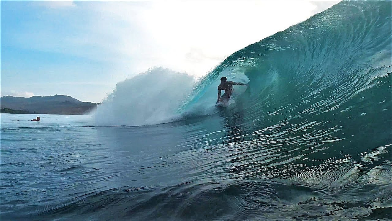 Desert Point is well known for its inconsistency, and that's exactly how we'd describe it during our time there. We watched mushy 1ft waves all day long, until it suddenly switched on over a 5 minute period as it approached low tide. <br /><br />The waves only lasted around an hour, before suddenly going completely flat again! There were a few nice waves out there during that time, but the previous day was much better.<br /><br />We had a few issues with our water camera, so the footage is not as crisp as we'd like, but the problem should be fixed now ready for the next session.<br /><br />If you would like to support us, please buy us a coffee here: https://www.buymeacoffee.com/infowy<br /><br />If you like the content, please subscribe to the channel here: http://bit.ly/2NPrV5H<br />_____________________________<br /><br />OUR AMAZON STORE: https://www.amazon.com/shop/globalzoo-surfingvideos?ref=ac_inf_tb_vh <br /><br />IF YOU WANT TO CREATE SURF VIDEOS LIKE THIS CHECK OUT THE GEAR WE USE FROM AMAZON: <br /><br />Our camera: https://amzn.to/3XHjiMe <br />Our drone: https://amzn.to/3HauKJg <br />Our main lens: https://amzn.to/3Jo9qCU <br />Our other lens: https://amzn.to/3Ji9XWW <br />Our main tripod: https://amzn.to/3Y6yUZG <br />Our second tripod: https://amzn.to/3Hh9EsJ <br />Our second tripod head: https://amzn.to/3WPpsbQ <br />Our camera bag: https://amzn.to/3HdvTzH <br />The laptop we edit on: https://amzn.to/3Hdwb9L <br />Our external hard drive: https://amzn.to/3Y2lJc0 <br /><br />_____________________________<br /><br />Social media accounts:<br />Instagram: https://www.instagram.com/global.zoo.co/?hl=en<br />Facebook: https://www.facebook.com/Global.Zoo.Co<br /><br />_____________________________<br /><br />DISCLAIMER <br />Some of the links above are affiliate links, where I earn a small commission if you click on the link and purchase an item. You are not obligated to do so, but it does help fund these videos in hopes of bringing value to you! <br /><br /><br />#SurfingLombok #SurfingIndonesia #Lombok #DesertPoint #Lombok2020 #AlwaysLeft #Surf #Waves #surfersofbali