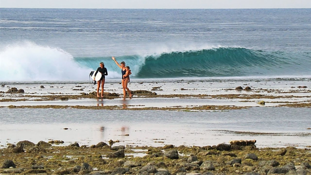 Desert Point is well known as one of the best left-hand barrels in the whole world, so we decided to head there a few days ago to see what all the fuss was about! <br /><br />The waves weren't huge but there were still some excellent barrels being ridden, mostly down at the extremely shallow inside section. 13 year old @bela_nalu (Daughter of Brazilian big wave surfer, Everaldo "Pato" Teixeira) found out just how shallow, experiencing a nasty wipeout at 5:22. Although it initially looked like she had suffered an injury, she was totally fine and was laughing it off shortly afterwards. <br /><br />If you would like to support us, please buy us a coffee here: https://www.buymeacoffee.com/infowy<br /><br />If you like the content, please subscribe to the channel here: http://bit.ly/2NPrV5H<br />_____________________________<br /><br />OUR AMAZON STORE: https://www.amazon.com/shop/globalzoo-surfingvideos?ref=ac_inf_tb_vh <br /><br />IF YOU WANT TO CREATE SURF VIDEOS LIKE THIS CHECK OUT THE GEAR WE USE FROM AMAZON: <br /><br />Our camera: https://amzn.to/3XHjiMe <br />Our drone: https://amzn.to/3HauKJg <br />Our main lens: https://amzn.to/3Jo9qCU <br />Our other lens: https://amzn.to/3Ji9XWW <br />Our main tripod: https://amzn.to/3Y6yUZG <br />Our second tripod: https://amzn.to/3Hh9EsJ <br />Our second tripod head: https://amzn.to/3WPpsbQ <br />Our camera bag: https://amzn.to/3HdvTzH <br />The laptop we edit on: https://amzn.to/3Hdwb9L <br />Our external hard drive: https://amzn.to/3Y2lJc0 <br /><br />_____________________________<br /><br />Social media accounts:<br />Instagram: https://www.instagram.com/global.zoo.co/?hl=en<br />Facebook: https://www.facebook.com/Global.Zoo.Co<br /><br />_____________________________<br /><br />DISCLAIMER <br />Some of the links above are affiliate links, where I earn a small commission if you click on the link and purchase an item. You are not obligated to do so, but it does help fund these videos in hopes of bringing value to you! <br /><br />#SurfingLombok #SurfingIndonesia #Lombok #DesertPoint #Lombok2020 #AlwaysLeft #Surf #Waves #surfersofbali