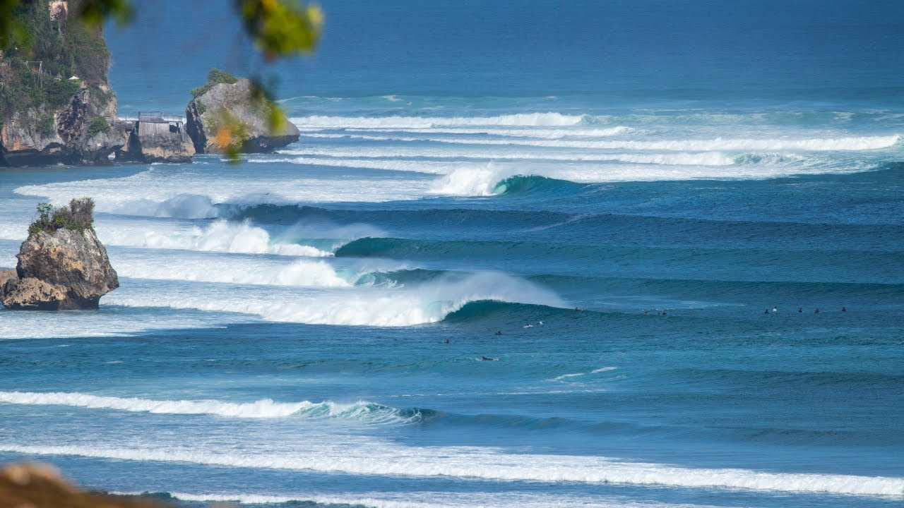 A new large swell filled in this morning, and we should see some good barrels from mid to low tide at Padang Padang. Enjoy! <br /><br />Apologies for the low quality of the stream - we are using a 4G internet connection which isn't quite quick enough for the higher settings.<br /><br />#Surfing #Indonesia #Bali #PadangPadang #GlobalZoo