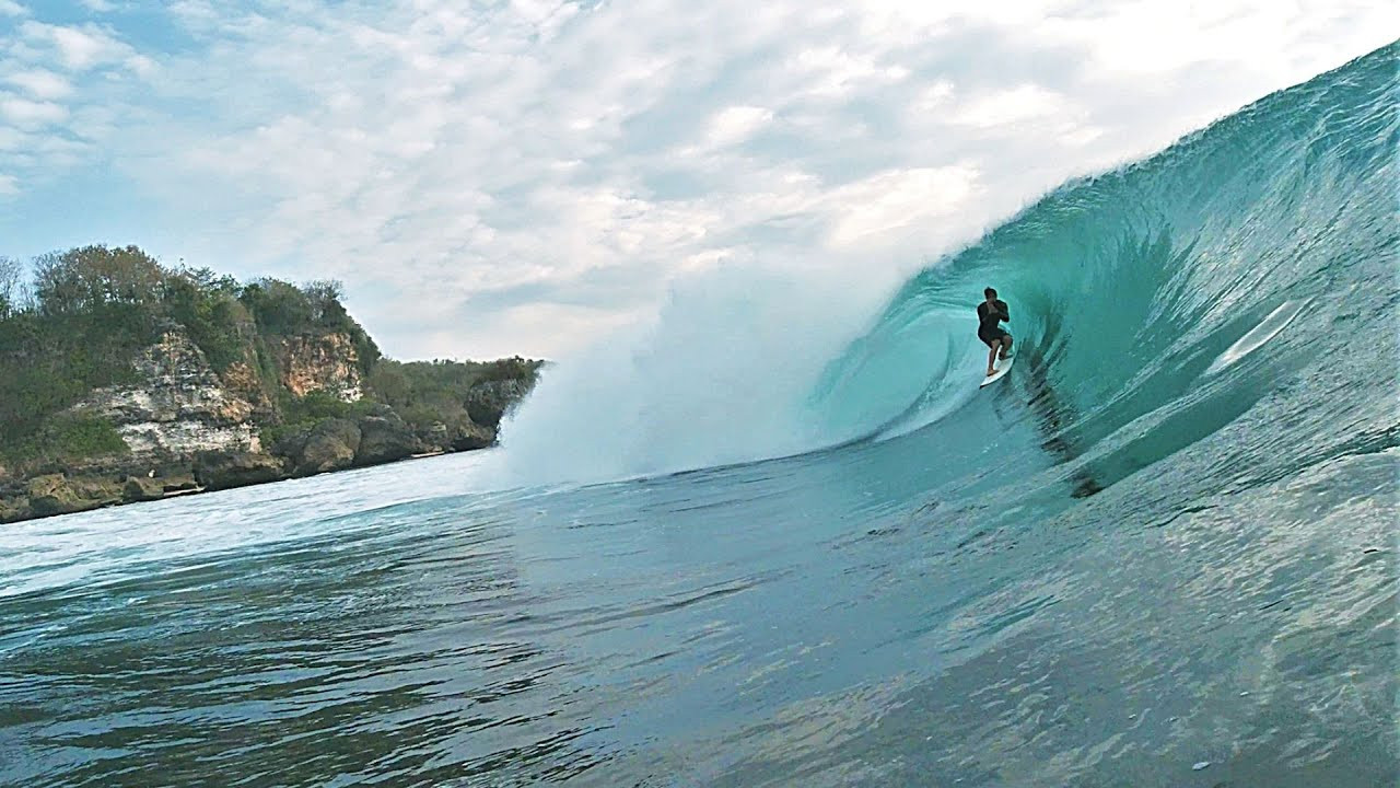 Pray hard enough and you might just be gifted with a nice barrel out at Padang Padang. Check out the surfer at 3:04 trying his best to emulate the iconic image of Mega Semadhi in full prayer pose!<br /><br />The swell was forecast to be pretty big on this day, but never really showed up in the end. There were very long lulls at Padang Padang, but the occasional drainer did come along every now and then, and patience was rewarded with a few good tubes.<br /><br />If you would like to support us, please buy us a coffee here: https://www.buymeacoffee.com/infowy<br /><br />If you like the content, please subscribe to the channel here: http://bit.ly/2NPrV5H<br />_____________________________<br /><br />OUR AMAZON STORE: https://www.amazon.com/shop/globalzoo-surfingvideos?ref=ac_inf_tb_vh <br /><br />IF YOU WANT TO CREATE SURF VIDEOS LIKE THIS CHECK OUT THE GEAR WE USE FROM AMAZON: <br /><br />Our camera: https://amzn.to/3XHjiMe <br />Our drone: https://amzn.to/3HauKJg <br />Our main lens: https://amzn.to/3Jo9qCU <br />Our other lens: https://amzn.to/3Ji9XWW <br />Our main tripod: https://amzn.to/3Y6yUZG <br />Our second tripod: https://amzn.to/3Hh9EsJ <br />Our second tripod head: https://amzn.to/3WPpsbQ <br />Our camera bag: https://amzn.to/3HdvTzH <br />The laptop we edit on: https://amzn.to/3Hdwb9L <br />Our external hard drive: https://amzn.to/3Y2lJc0 <br /><br />_____________________________<br /><br />Social media accounts:<br />Instagram: https://www.instagram.com/global.zoo.co/?hl=en<br />Facebook: https://www.facebook.com/Global.Zoo.Co<br /><br />_____________________________<br /><br />DISCLAIMER <br />Some of the links above are affiliate links, where I earn a small commission if you click on the link and purchase an item. You are not obligated to do so, but it does help fund these videos in hopes of bringing value to you! <br /><br />#SurfingBali #SurfingIndonesia #Bali #PadangPadang #Bali2020 #AlwaysLeft #Surf #Waves #surfersofbali