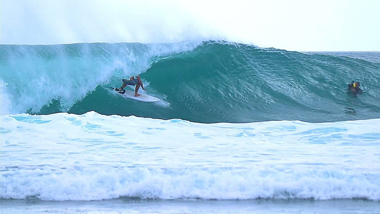 The swell has been sizable the past few days, but a very strong offshore wind created some pretty challenging conditions. Some good barrels went down at the racetrack section of Uluwatu, and regular wash-through sets kept everyone on their toes.<br /><br />If you would like to support us, please buy us a coffee here: https://www.buymeacoffee.com/infowy<br /><br />If you like the content, please subscribe to the channel here: http://bit.ly/2NPrV5H<br />_____________________________<br /><br />OUR AMAZON STORE: https://www.amazon.com/shop/globalzoo-surfingvideos?ref=ac_inf_tb_vh <br /><br />IF YOU WANT TO CREATE SURF VIDEOS LIKE THIS CHECK OUT THE GEAR WE USE FROM AMAZON: <br /><br />Our camera: https://amzn.to/3XHjiMe <br />Our drone: https://amzn.to/3HauKJg <br />Our main lens: https://amzn.to/3Jo9qCU <br />Our other lens: https://amzn.to/3Ji9XWW <br />Our main tripod: https://amzn.to/3Y6yUZG <br />Our second tripod: https://amzn.to/3Hh9EsJ <br />Our second tripod head: https://amzn.to/3WPpsbQ <br />Our camera bag: https://amzn.to/3HdvTzH <br />The laptop we edit on: https://amzn.to/3Hdwb9L <br />Our external hard drive: https://amzn.to/3Y2lJc0 <br /><br />_____________________________<br /><br />Social media accounts:<br />Instagram: https://www.instagram.com/global.zoo.co/?hl=en<br />Facebook: https://www.facebook.com/Global.Zoo.Co<br /><br />_____________________________<br /><br />DISCLAIMER <br />Some of the links above are affiliate links, where I earn a small commission if you click on the link and purchase an item. You are not obligated to do so, but it does help fund these videos in hopes of bringing value to you! <br /><br />#SurfingBali #SurfingIndonesia #Bali #Uluwatu #Bali2020 #AlwaysLeft #Surf #Waves #surfersofbali