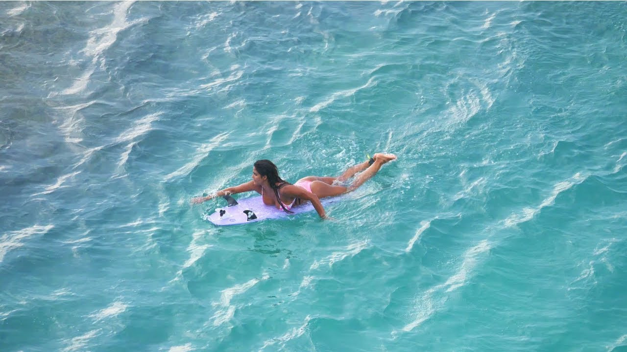 Very low afternoon tides, and medium swells translated into some excellent conditions at Uluwatu's Racetrack the past few days. You might think the exposed reef would thin out the crowd, but we've been seeing the most crowded conditions in a very long time - looks like Bali is almost back to normal again.<br /><br />If you are interested in surfing Uluwatu, please click the link for our surf guide: https://youtu.be/QEZwp00h6LQ<br /><br />If you would like to support us, please buy us a coffee here: https://www.buymeacoffee.com/infowy<br /><br />If you like the content, please subscribe to the channel here: http://bit.ly/2NPrV5H<br />_____________________________<br /><br />OUR AMAZON STORE: https://www.amazon.com/shop/globalzoo-surfingvideos?ref=ac_inf_tb_vh <br /><br />GEAR WE USE FROM AMAZON: <br /><br />Our camera: https://amzn.to/3XHjiMe <br />Our drone: https://amzn.to/3HauKJg <br />Our main lens: https://amzn.to/3Jo9qCU <br />Our other lens: https://amzn.to/3Ji9XWW <br />Our main tripod: https://amzn.to/3Y6yUZG <br />Our second tripod: https://amzn.to/3Hh9EsJ <br />Our second tripod head: https://amzn.to/3WPpsbQ <br />Our camera bag: https://amzn.to/3HdvTzH <br />The laptop we edit on: https://amzn.to/3Hdwb9L <br />Our external hard drive: https://amzn.to/3Y2lJc0 <br /><br />_____________________________<br /><br />Social media accounts:<br />Instagram: https://www.instagram.com/global.zoo.co/?hl=en<br />Facebook: https://www.facebook.com/Global.Zoo.Co<br /><br />_____________________________<br /><br />DISCLAIMER <br />Some of the links above are affiliate links, where I earn a small commission if you click on the link and purchase an item. You are not obligated to do so, but it does help fund these videos in hopes of bringing value to you! <br /><br />#Surfing #Surf #Indonesia #Bali #Uluwatu #GlobalZoo