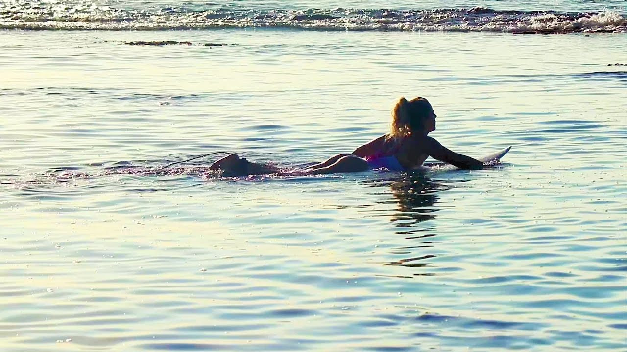 There were some very nice low tide drainers at Uluwatu a few days ago as a medium swell pulsed into the Bukit Peninsula. Things got a little bit too low for a while, but there were some good waves again just before sunset.<br /><br />If you would like to support us, please buy us a coffee here: https://www.buymeacoffee.com/infowy<br /><br />If you like the content, please subscribe to the channel here: http://bit.ly/2NPrV5H<br />_____________________________<br /><br />OUR AMAZON STORE: https://www.amazon.com/shop/globalzoo-surfingvideos?ref=ac_inf_tb_vh <br /><br />IF YOU WANT TO CREATE SURF VIDEOS LIKE THIS CHECK OUT THE GEAR WE USE FROM AMAZON: <br /><br />Our camera: https://amzn.to/3XHjiMe <br />Our drone: https://amzn.to/3HauKJg <br />Our main lens: https://amzn.to/3Jo9qCU <br />Our other lens: https://amzn.to/3Ji9XWW <br />Our main tripod: https://amzn.to/3Y6yUZG <br />Our second tripod: https://amzn.to/3Hh9EsJ <br />Our second tripod head: https://amzn.to/3WPpsbQ <br />Our camera bag: https://amzn.to/3HdvTzH <br />The laptop we edit on: https://amzn.to/3Hdwb9L <br />Our external hard drive: https://amzn.to/3Y2lJc0 <br /><br />_____________________________<br /><br />Social media accounts:<br />Instagram: https://www.instagram.com/global.zoo.co/?hl=en<br />Facebook: https://www.facebook.com/Global.Zoo.Co<br /><br />_____________________________<br /><br />DISCLAIMER <br />Some of the links above are affiliate links, where I earn a small commission if you click on the link and purchase an item. You are not obligated to do so, but it does help fund these videos in hopes of bringing value to you! <br /><br />#SurfingBali #SurfingIndonesia #Bali #Uluwatu #Bali2020 #AlwaysLeft #Surf #Waves #surfersofbali