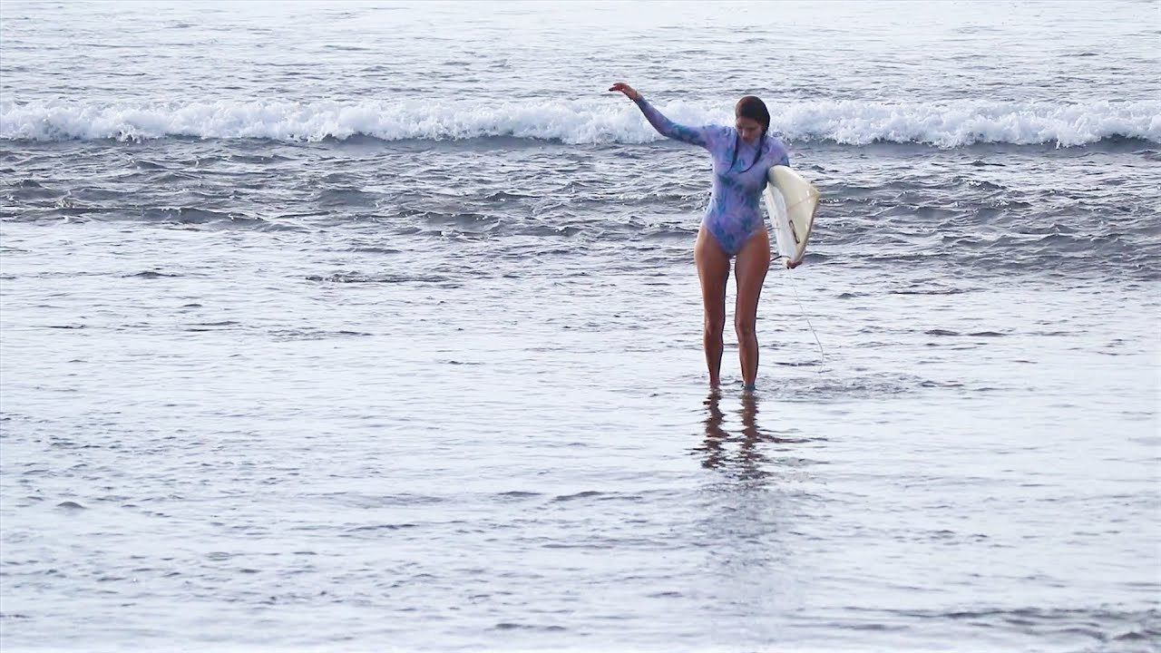 Uluwatu offered a glimpse of the upcoming season yesterday afternoon, with a new swell combining nicely with a light offshore breeze. The tide dropped out super fast exposing the sharp coral reef in no time, and there were plenty of surfers painfully reef dancing their way in and out.<br /><br />The waves were very good, with plenty of barrels and rippable walls for the large crowd that showed up. Hopefully this is a sign of things to come, as we haven't seen many good days on the West coast so far this year.<br /><br />If you would like to support us, please buy us a coffee here: https://www.buymeacoffee.com/infowy<br /><br />If you like the content, please subscribe to the channel here: http://bit.ly/2NPrV5H<br />_____________________________<br /><br />OUR AMAZON STORE: https://www.amazon.com/shop/globalzoo-surfingvideos?ref=ac_inf_tb_vh <br /><br />IF YOU WANT TO CREATE SURF VIDEOS LIKE THIS CHECK OUT THE GEAR WE USE FROM AMAZON: <br /><br />Our camera: https://amzn.to/3XHjiMe <br />Our drone: https://amzn.to/3HauKJg <br />Our main lens: https://amzn.to/3Jo9qCU <br />Our other lens: https://amzn.to/3Ji9XWW <br />Our main tripod: https://amzn.to/3Y6yUZG <br />Our second tripod: https://amzn.to/3Hh9EsJ <br />Our second tripod head: https://amzn.to/3WPpsbQ <br />Our camera bag: https://amzn.to/3HdvTzH <br />The laptop we edit on: https://amzn.to/3Hdwb9L <br />Our external hard drive: https://amzn.to/3Y2lJc0 <br /><br />_____________________________<br /><br />Social media accounts:<br />Instagram: https://www.instagram.com/global.zoo.co/?hl=en<br />Facebook: https://www.facebook.com/Global.Zoo.Co<br /><br />_____________________________<br /><br />DISCLAIMER <br />Some of the links above are affiliate links, where I earn a small commission if you click on the link and purchase an item. You are not obligated to do so, but it does help fund these videos in hopes of bringing value to you! <br /><br />#SurfingBali #SurfingIndonesia #Bali #Uluwatu #Bali2021 #AlwaysLeft#Surf #Waves