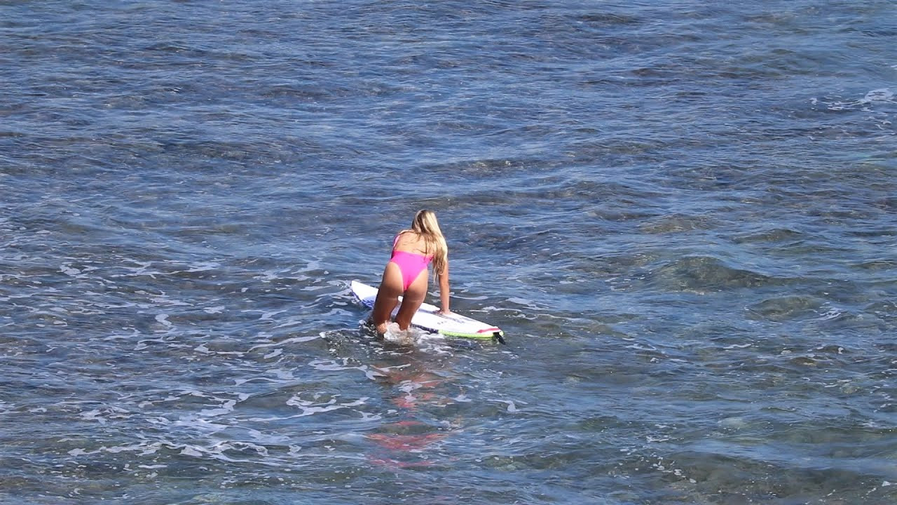 This footage was taken a little while ago, but we didn't get round to editing it until today. It was a fairly standard dry season day at Uluwatu, with a medium swell running, slightly bumpy conditions, and (due to the tides) most of the action going down at the Peak.<br /><br />If you would like to support us, please buy us a coffee here: https://www.buymeacoffee.com/infowy<br /><br />If you like the content, please subscribe to the channel here: http://bit.ly/2NPrV5H<br />_____________________________<br /><br />OUR AMAZON STORE: https://www.amazon.com/shop/globalzoo-surfingvideos?ref=ac_inf_tb_vh <br /><br />IF YOU WANT TO CREATE SURF VIDEOS LIKE THIS CHECK OUT THE GEAR WE USE FROM AMAZON: <br /><br />Our camera: https://amzn.to/3XHjiMe <br />Our drone: https://amzn.to/3HauKJg <br />Our main lens: https://amzn.to/3Jo9qCU <br />Our other lens: https://amzn.to/3Ji9XWW <br />Our main tripod: https://amzn.to/3Y6yUZG <br />Our second tripod: https://amzn.to/3Hh9EsJ <br />Our second tripod head: https://amzn.to/3WPpsbQ <br />Our camera bag: https://amzn.to/3HdvTzH <br />The laptop we edit on: https://amzn.to/3Hdwb9L <br />Our external hard drive: https://amzn.to/3Y2lJc0 <br /><br />_____________________________<br /><br />Social media accounts:<br />Instagram: https://www.instagram.com/global.zoo.co/?hl=en<br />Facebook: https://www.facebook.com/Global.Zoo.Co<br /><br />_____________________________<br /><br />DISCLAIMER <br />Some of the links above are affiliate links, where I earn a small commission if you click on the link and purchase an item. You are not obligated to do so, but it does help fund these videos in hopes of bringing value to you! <br /><br />Social media accounts:<br />Instagram: https://www.instagram.com/always_left_indo/<br />Facebook: https://www.facebook.com/Always-Left-Indo-Surf-Content-106193057597793/<br /><br />#SurfingBali #SurfingIndonesia #Bali #Uluwatu #Bali2021 #AlwaysLeft #Surf #Waves #WSL #SurfersOfBali