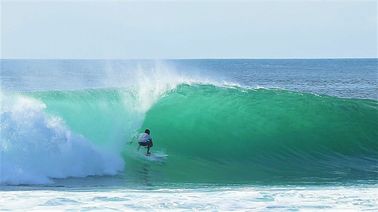 When there's a bit of swell out there and the trades are blowing, Uluwatu is nearly always a safe bet. And sure enough, Ulu's was definitely providing the goods a couple of days ago. The extremely West swell was offering longer than normal rides down at Racetracks, and a few good tubes to boot!<br /><br />If you would like to support us, please buy us a coffee here: https://www.buymeacoffee.com/infowy<br /><br />If you like the content, please subscribe to the channel here: http://bit.ly/2NPrV5H<br />_____________________________<br /><br />OUR AMAZON STORE: https://www.amazon.com/shop/globalzoo-surfingvideos?ref=ac_inf_tb_vh <br /><br />IF YOU WANT TO CREATE SURF VIDEOS LIKE THIS CHECK OUT THE GEAR WE USE FROM AMAZON: <br /><br />Our camera: https://amzn.to/3XHjiMe <br />Our drone: https://amzn.to/3HauKJg <br />Our main lens: https://amzn.to/3Jo9qCU <br />Our other lens: https://amzn.to/3Ji9XWW <br />Our main tripod: https://amzn.to/3Y6yUZG <br />Our second tripod: https://amzn.to/3Hh9EsJ <br />Our second tripod head: https://amzn.to/3WPpsbQ <br />Our camera bag: https://amzn.to/3HdvTzH <br />The laptop we edit on: https://amzn.to/3Hdwb9L <br />Our external hard drive: https://amzn.to/3Y2lJc0 <br /><br />_____________________________<br /><br />Social media accounts:<br />Instagram: https://www.instagram.com/global.zoo.co/?hl=en<br />Facebook: https://www.facebook.com/Global.Zoo.Co<br /><br />_____________________________<br /><br />DISCLAIMER <br />Some of the links above are affiliate links, where I earn a small commission if you click on the link and purchase an item. You are not obligated to do so, but it does help fund these videos in hopes of bringing value to you! <br /><br />#SurfingBali #SurfingIndonesia #Bali #Uluwatu #Bali2020 #AlwaysLeft #Surf #Waves #surfersofbali