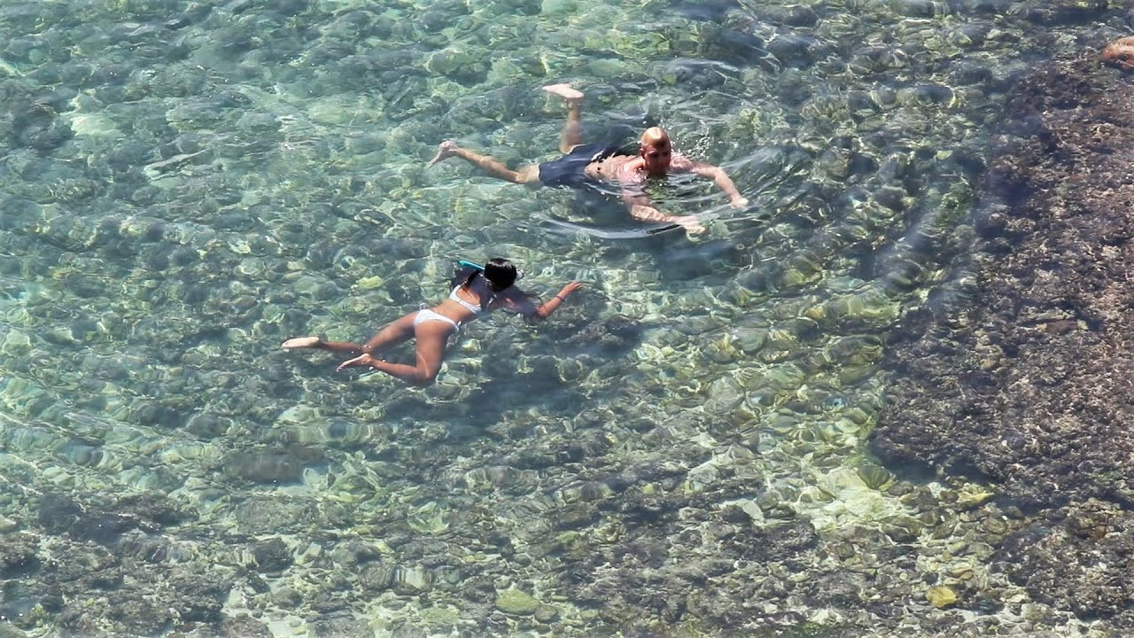 Uluwatu gifted a few lucky surfers an afternoon of pure magic on the 6th of September. The sun shone down, the tide dropped out, and the barrels just kept on coming. We're looking forward to more days like this soon, as the seasons start to change and the trade wind (hopefully) slackens off.<br /><br />If you like the content, please subscribe to the channel here: http://bit.ly/2NPrV5H<br />_____________________________<br /><br />OUR AMAZON STORE: https://www.amazon.com/shop/globalzoo-surfingvideos?ref=ac_inf_tb_vh <br /><br />IF YOU WANT TO CREATE SURF VIDEOS LIKE THIS CHECK OUT THE GEAR WE USE FROM AMAZON: <br /><br />Our camera: https://amzn.to/3XHjiMe <br />Our drone: https://amzn.to/3HauKJg <br />Our main lens: https://amzn.to/3Jo9qCU <br />Our other lens: https://amzn.to/3Ji9XWW <br />Our main tripod: https://amzn.to/3Y6yUZG <br />Our second tripod: https://amzn.to/3Hh9EsJ <br />Our second tripod head: https://amzn.to/3WPpsbQ <br />Our camera bag: https://amzn.to/3HdvTzH <br />The laptop we edit on: https://amzn.to/3Hdwb9L <br />Our external hard drive: https://amzn.to/3Y2lJc0 <br /><br />_____________________________<br /><br />Social media accounts:<br />Instagram: https://www.instagram.com/global.zoo.co/?hl=en<br />Facebook: https://www.facebook.com/Global.Zoo.Co<br /><br />_____________________________<br /><br />DISCLAIMER <br />Some of the links above are affiliate links, where I earn a small commission if you click on the link and purchase an item. You are not obligated to do so, but it does help fund these videos in hopes of bringing value to you! <br /><br />#SurfingBali #SurfingIndonesia #Bali #Uluwatu #Bali2021 #AlwaysLeft #GlobalZoo #Surf #Waves #WSL #SurfersOfBali