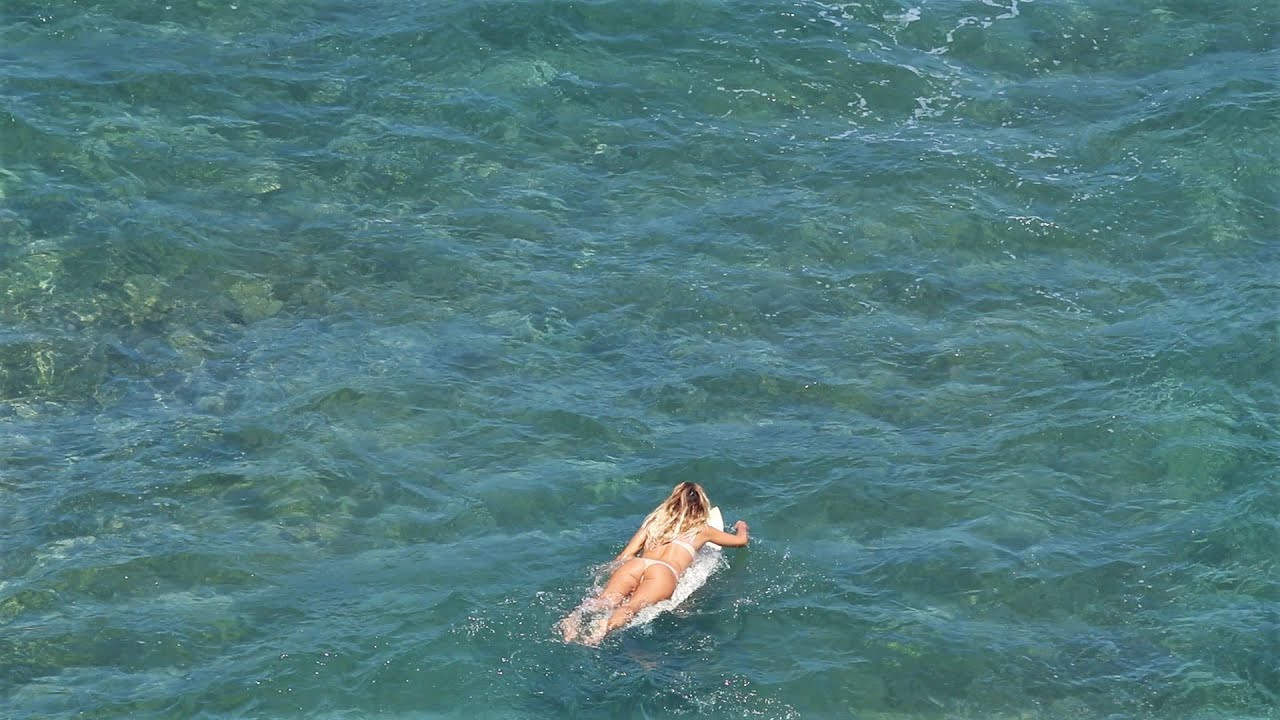 Ulus was looking glassy & perfect when we arrived a few days ago, but a moderate cross-shore wind came up not long after we got there and chopped things up. Luckily it switched back into a more offshore direction for the afternoon, providing some nice & hollow waves for the smallish crowd out there.<br /><br />If you are interested in surfing Uluwatu, please see our comprehensive guide here: https://www.youtube.com/watch?v=QEZwp00h6LQ&ab_channel=AlwaysLeft-IndoSurfContent<br /><br />If you would like to support us, please buy us a coffee here: https://www.buymeacoffee.com/infowy<br /><br />If you like the content, please subscribe to the channel here: http://bit.ly/2NPrV5H<br />_____________________________<br /><br />OUR AMAZON STORE: https://www.amazon.com/shop/globalzoo-surfingvideos?ref=ac_inf_tb_vh <br /><br />IF YOU WANT TO CREATE SURF VIDEOS LIKE THIS CHECK OUT THE GEAR WE USE FROM AMAZON: <br /><br />Our camera: https://amzn.to/3XHjiMe <br />Our drone: https://amzn.to/3HauKJg <br />Our main lens: https://amzn.to/3Jo9qCU <br />Our other lens: https://amzn.to/3Ji9XWW <br />Our main tripod: https://amzn.to/3Y6yUZG <br />Our second tripod: https://amzn.to/3Hh9EsJ <br />Our second tripod head: https://amzn.to/3WPpsbQ <br />Our camera bag: https://amzn.to/3HdvTzH <br />The laptop we edit on: https://amzn.to/3Hdwb9L <br />Our external hard drive: https://amzn.to/3Y2lJc0 <br /><br />_____________________________<br /><br />Social media accounts:<br />Instagram: https://www.instagram.com/global.zoo.co/?hl=en<br />Facebook: https://www.facebook.com/Global.Zoo.Co<br /><br />_____________________________<br /><br />DISCLAIMER <br />Some of the links above are affiliate links, where I earn a small commission if you click on the link and purchase an item. You are not obligated to do so, but it does help fund these videos in hopes of bringing value to you! <br /><br />#SurfingBali #SurfingIndonesia #Bali #Uluwatu #Bali2021 #AlwaysLeft #Surf #Waves #WSL #SurfersOfBali