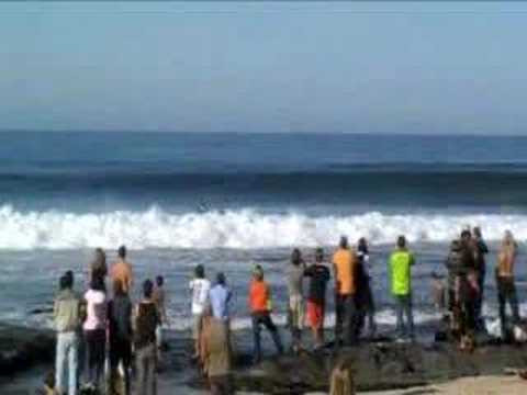 Kelly's been staying at the Munro family's residence on the<br /> Gold Coast for the last decade, putting his feet up on their<br /> pouf-cushions, stroking their cat and drinking ice tea on the patio after 18 holes with Luke at the nearby country club ... great feel-good stuff.