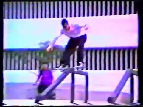 Wracamy do czasów małych kółeczek i Presure Flipów. Poświęcimy uwagę firmie New Deal i ich filmowi „Whatever" z 1993. Tam jest taki jeden, łączony part który katowałem dość często. Dlaczego? Po pierwsze John Montesi, koleżka który po za techniką, potrafił skoczyć konkretnym gap-em, potrafił konkretnie wybić się z Quatra, i do tego miał naprawdę fajny styl. Dodatkowo Dre „The Chronic" robił swoje. W tym przejeździe mimo że najwięcej jest John-a, mamy również Alex-a Olynyk, Armando Barajas-a, Jose Gomez-a, Fred-a Olande oraz Josh-a Friedberg. O Armandzie już pisaliśmy, jeden z jego starszych part-ów możecie znaleźć również na naszym kanale youtube. Niestety tu ma tylko kilka trików, za to dwa naprawdę mocne -- Sw Fs Bigspin z wybicia przez śmietnik, oraz naprawdę niespotykane Nollie Verial Heel Noselide. Takiego czegoś, to ja chyba do tej pory nie widziałem! Mamy również Jose Gomez-a, znanego grafika, później właściciela Rythm czy chociażby Adio. Fajnie dawał rade również Fred Olande - Sw Double Flip i Nollie Flip na stylówce. Na koniec śmiga Josh Friedberg, później założyciel 411VM. No ale wracając do John-a... Bs i Fs Flipy Transfer, duże Olki, przycięte nogawki w granatowych jeansach a także Airwalki Sorry, One czy Etnies-y Lo-Cut-y, kto pamięta, wie jak duża to była zajawka. John zawsze odstawał od reszty i był jednym z głównych pro tej firmy. Mimo że „Whatever" i konkretnie ten przejazd nie są nagrane zbyt dobrze, mam nadzieje że poczujecie chociaż przez chwilę magie tamtych czasów. Polecam i życzę miłego oglądania!