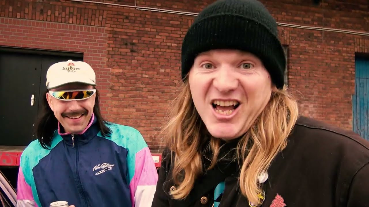 Und wieder einmal stehen unsere trinkfreudigen Protagonisten vor dem Ende. Völlig versoffen wachen Sie auf und müssen fürchterliches Feststellen: Die Zentrale ist verschwunden. Finde heraus wie die Geschichte des Bierupdates weitergeht.<br /><br />Filmed and Edited by Chris Markfordt<br />Featuring the Holy Biermetalgott!