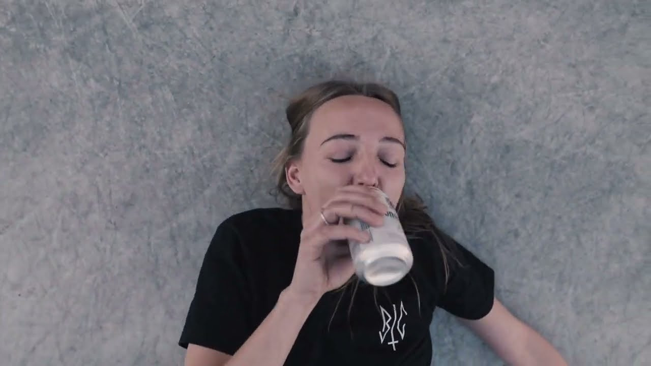 Der Promoclip für die unglaubliche incredible BEERSLING from KOLOSS!<br /><br />Die Biersling ist nicht nur eine perfekte Transportmöglichkeit für euer Dosenbier,<br />sondern sie hält den leckeren Gerstensaft sogar schön kühl!<br /><br />Das Teil bekommt ihr wie alles von KOLOSS im Black Heaven Skateshop in Münster.<br />Oder ONLINE at www.blackheavenshop.com<br /><br />Video filmed and ddited by @gideonrothmann8135