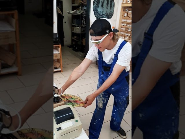 KOLOSS hat den ersten Skateboard Drucker der Welt erfunden und demonstriert Anhand dieses Videos wie der Vorgang abläuft. Es wird natürlich nicht alles verraten!<br /><br /><br />The Future is Awesome and the Future is NOW!