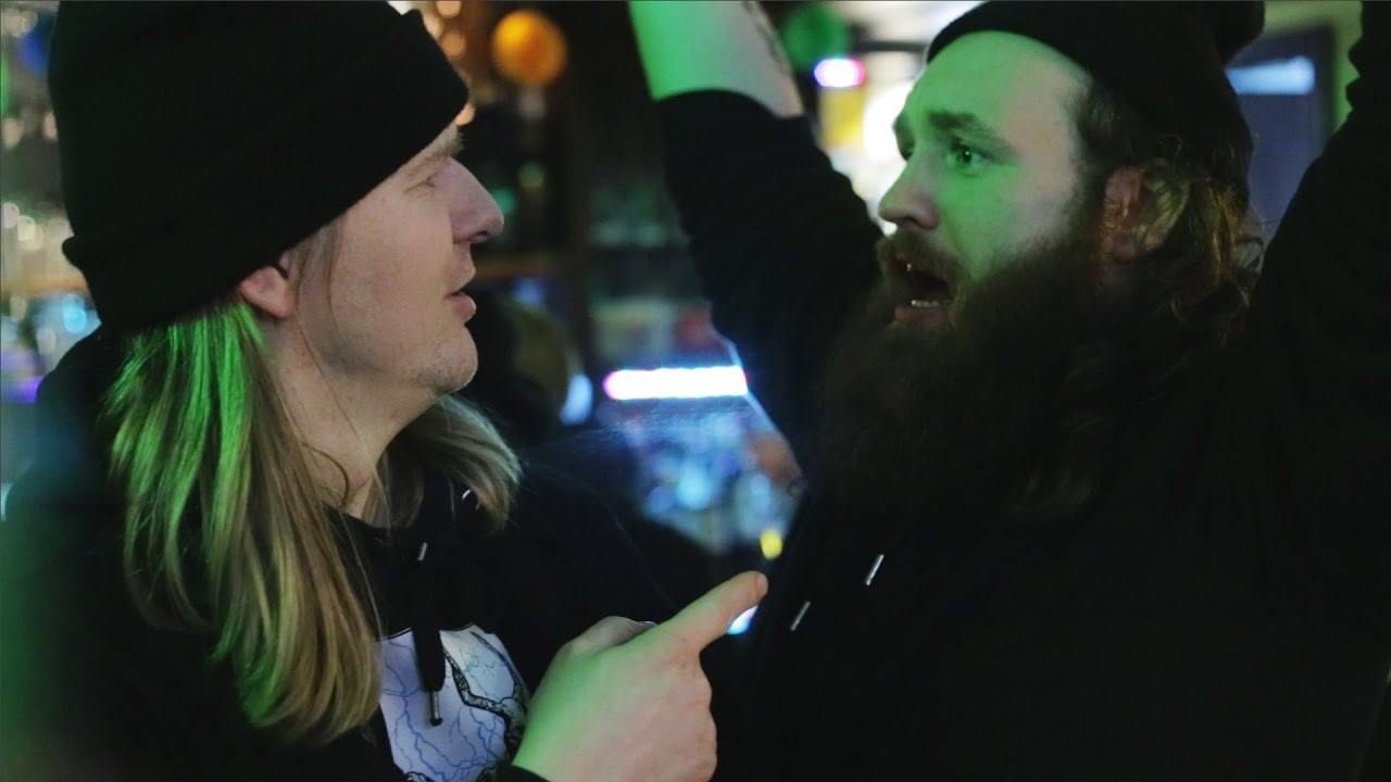 Als wir an einem wunderschönen Abend bierfreudig mit Freunden abgehangen haben und den wunderschönen Klängen von Deichkind <br />lauschten, ist uns aufgefallen dass es für die grandiose Bierhymne 1000 Jahre Bier gar kein Video gibt?<br />Das musste geändert werden! Wir schrieben ne fette Storyline und ein meterdickes Drehbuch.<br />Am Ende hat es sich verselbstständigt. Ich denke die Bierenergie hat es zu dem gemacht was es geworden ist.<br />Ich hoffe euch gefällt es und freut euch auf´s Straight Edge werden nach dem ihr euch das reingezogen habt!<br /><br />1000 JAHRE BIER.<br />Die heilige Bierenergie sei mit euch meine Brüder uns Schwestern!<br /><br /><br />Falls ihr was anne Ohren habt:<br /><br /><br /><br />Wikinger, Römer und jeder Despot<br />Schlucken die Gerste bei Glück und bei Not<br />Tausende Jahre voll tosendem Schaum<br />Offene Mäuler mit frostigen Gaum'n<br />Kübel, die klirren, Wasser macht krank<br />Kinder und Feldherren leeren den Trank<br />Aftershow-Party am Hinrichtungstag<br />Hurra, die Hexe brennt, schenk nochmal nach<br /><br />Mach eine Rast, du bist unser Gast<br />Die Augen sie stier'n auf den süffigen Saft<br />Hier bist du Mensch, egal was du denkst<br />Mystische Welten, die Tulpe, sie glänzt<br />Ah, sie frönen der Lust<br />Alle woll'n ran an den strömenden Fluss<br />Drei Liter Malz, rein in den Hals<br />Genauso Mann, du hast es geschnallt<br /><br />Sie häng'n an der Tränke und trinken das Bier<br />Seit Menschengedenken wird wild inhaliert<br />Mönche und Ritter und Marketing-Cracks<br />Das nächste Jahrtausend auf Ex<br /><br />Tausend Jahre Bier, Bier<br />Tausend Jahre Bier, Bier<br /><br />Euer Reich wird untergeh'n<br />Keine Werte, die besteh'n<br />Press den Stoff in dein System<br />Freudentanz im Tal der Trän'<br /><br />Höhlenbemalung mit Trichter und Schlauch<br />Beethoven reiert den Lebertran aus<br />Trost für die Seele und Kohle für'n Wirt<br />Wer nichts wird, wird Wirt, werde doch Wirt<br />Lös' ich am Malz, Eiweißgehalt<br />Fettige Leber, zu seh'n aus dem All<br />Kühlende Biere, wir wollen kein' Wein<br />Muttermilch sollte aus Alkohol sein<br /><br />Sie trotzen den Fluten und zieh'n in den Krieg<br />Es schaffen Maschinen und fördern Granit<br />Päpste und Narren bezwingen die Pest<br />Das nächste Jahrtausend ein Fest<br /><br />Tausend Jahre Bier, Bier<br />Tausend Jahre Bier, Bier<br /><br />Tausende Bier, tausende Jahre nur Bier<br />Tausende Bier, tausende Jahre lang Bier<br />Tausende Bier, tausende Jahre mit Bier<br /><br />Tausend Jahre Bier