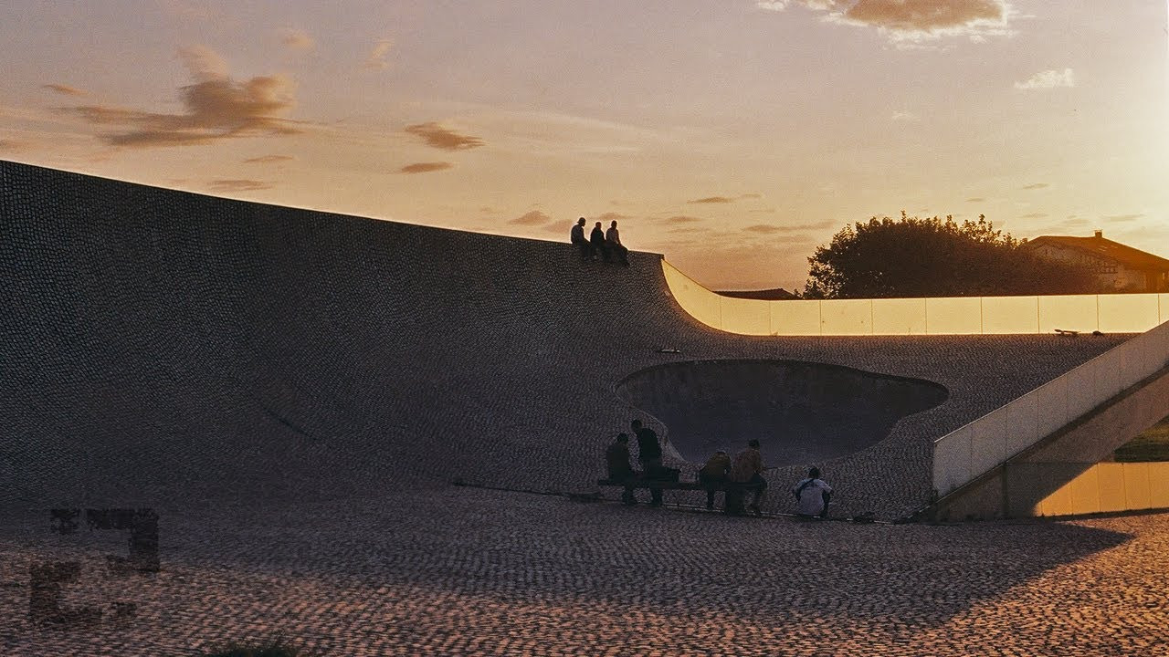 A film by Tiago Reis Alves<br /><br />In September 2022 a group of friends went on an adventure, named Señor Lobo, to the Basque Country.<br /><br />This movie displays the events that occurred while searching for street spots, skate bowls and the interaction with the local communities as well as the journey, the quest through nature and the search for camping spots.<br /><br />Featuring César Santos, Jonathan Alves, Luís Miguel, Marcos Silva, Paulo Novo, Rúben Costa, Vasco Salcedas, and Vitor Novo.<br /><br />Soundtrack: Big Red Panda