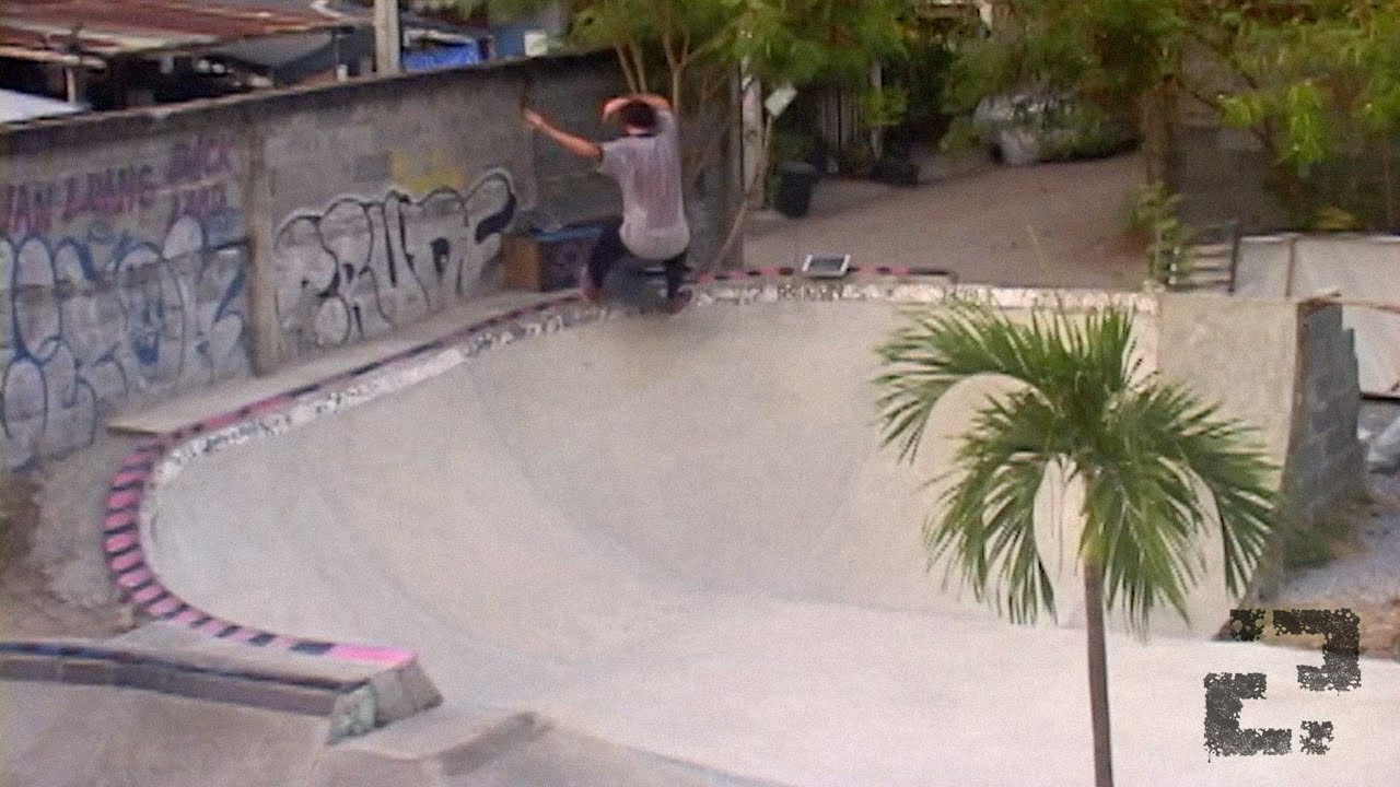 Glue Bag - เยดโด้ (fuck yeah)<br /><br />A visit to Bangkok to see what local Thai ripper Rainy has been building in his backyard.<br /><br />Filmed over six days at Suan Luang Backyard (SLB), Lat Prao and RK69 in Thailand. <br /><br />Skaters:<br />Krige Venter<br />Rainny<br />Olarn Posuwan<br />Hunter<br />Armand Oelofse<br />Jackie Diamante<br />Kubpana<br />Mohdnoor BI Sensathian (Super B)<br />Rattana Chantha (Annie) <br /><br />Filmed, animated and edited by Kane Nugent.