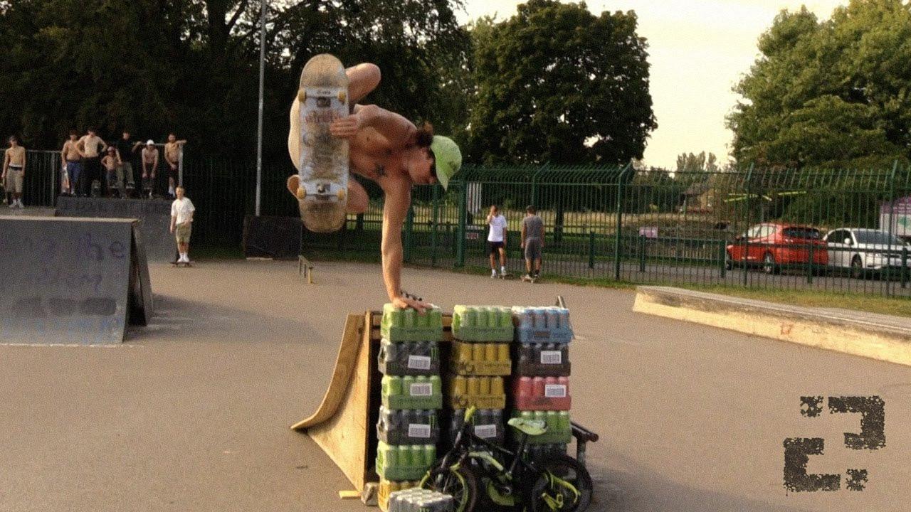 The second annual Windsor Skate Jam in the UK. Hot sauce, beers and brawls, what more could you ask for.<br /><br />Filmed and Edited by Drew Newing