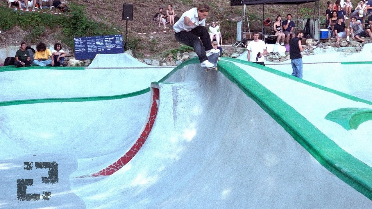 Skate and Tritons - Bowl the Chamrousse - 15.07.23<br /><br />Skaters:<br /><br />Kid Oost @kidoost<br />Eliott Barral @eliott__barral<br />Jean Pantaleo @jeanpantaleosk8<br />Jeroen Bruggeman @cheersbeers__<br /><br />Filmed by @tamarero @dvdbaker<br /><br />Full article at http://www.confuzine.com/2023/07/25/skate-and-tritons-chamrousse-diy-french-alps/