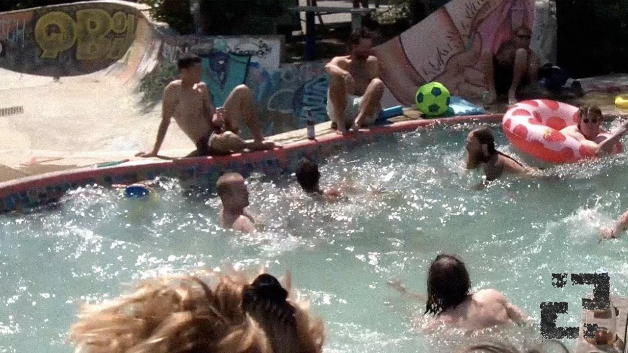 Two day tour around Vienna diy parks in Austria and other spots in 2022<br /><br />Riders: Gregor Skok, Barbara Pečar (Barby), Vid Svetlin, Murh<br />Camera: everybody<br /><br />Edit: Murh<br /><br />Songs:<br />Face to Face - "Disconnected" <br />Uryan - "Worth Waiting for (Corona Setention)" <br />The Shrine - "Destroyers" <br />Finster - "Resistance" <br />Cock Sparrer - "Bats Out" <br />Die Hunns - "Time has Come Today" (the chambers brothers cover) <br />La Plebe - "Plebe por Vida" <br /><br />Spots: Secret underpass, St.Marx DIY, Brigittenauer Brücke DIY, Gürtel Plaza, Donau Kanal, Stefan-Weber bowl, Bowlriders Club DIY