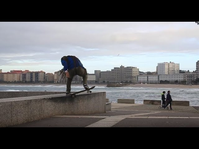 Javier Saavedra's third video part, where he explores many tricks, but not a single ollie. <br /><br />Filmed by Nahikari Pérez and Santiago Canle.<br /><br />Additional filming by Oscar Rois, Pablo Ribera, "Murcia", Oscar "Patata", Adri Rivadulla, Anxo Villaverde, Aaron "Moro", "Erre", Jokin Abalia and Julen "Merka".<br /><br />Music: Fracaso Escolar "Vaig darrera teu".