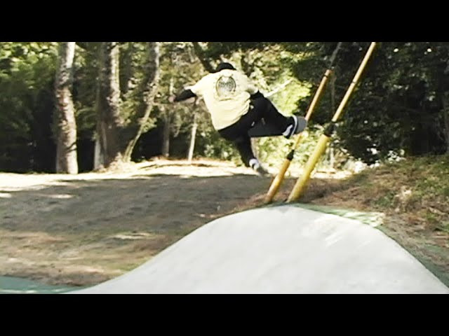 TURN ON SOUND FOR ENGLISH TRANSRATING!<br /><br />“SKATE GANG”は、脱げにくさと耐久性を兼ね備えたスケートボード用SLIP ONです。プッシュで地面を蹴る時や、つま先に体重をかける動作の際に、かかとの浮きを最小限に抑える設計です。<br />インソールには高密度ウレタンを採用し優れた衝撃吸収性を発揮します。オーリーで削れやすいアッパー側面は、スエードを使用した二層構造で穴が開きにくいタフな作りです。<br /><br />【SKATE GANG】<br />サイズ：24〜29cm<br />素材：スエード×キャンバス<br />価格：¥12,100（税込）<br /><br />SKATER ：CAPY<br /><br />商品に関するお問い合わせは下記リンクのWEBSITEより取り扱い店舗をご確認の上お願いします。<br /><br />https://www.possessedshoe.com/<br /><br />全サイズメーカー在庫対応致します。店頭にてお問い合わせ下さい。<br /><br />商品取り扱いのお問い合わせはDMまたはWEBSITEよりお願いします。<br /><br />Link in bio for more information, and overseas customers.<br /><br />#skategang #slipon #skateshoes #sneakers #japanesebrand #skateboard #skateboarding #possessedshoes