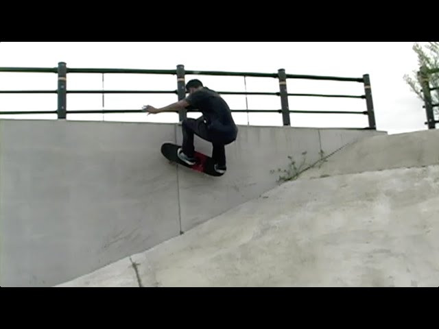 「ガチな侘び寂び」<br /><br />SKATER : KENJI TANAKA<br /><br />POSSESSED SHOE "SLAPPY"シリーズは、一見シンプルなキャンバススニーカーに見えますが、本格的なスケートボードシューズの機能を備えています。キャンバス素材のアッパーとヴァルカナイズドソールにより、柔らかく、爪先や足裏でボードをしっかり感じることができます。<br /><br />また、履き口を深めにカットしているため、足首をより自由に動かせる設計です。オーリーで削れやすいアッパーの小指部分は二層構造で、キャンバスの下にレザー素材を使用し、削れても穴が開きにくくなっています。<br /><br />インソールには高密度ウレタンを採用し、ショック吸収性に優れています。爪先部分は5mm、かかとは10mmの厚さに設定され、耐久性と衝撃吸収性を向上させています。<br /><br />商品に関するお問い合わせはPOSSESSED SHOE取り扱い店舗までお願いします。メーカー在庫対応致します。下記リンクのWEBSITE内STORE LISTにて取り扱い店舗をご確認の上お問い合わせ下さい。<br /><br />https://www.possessedshoe.com/<br /><br />#skateshoes #sneakers #slappy #lowtop #japanesebrand #skateboard #skateboarding #possessedshoes #ガチな侘び寂び