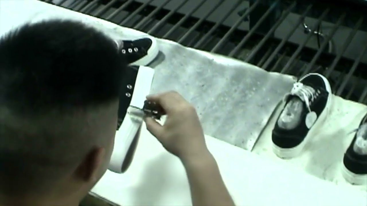 POSSESSED SHOEのヴァルカナイズドソールは高品質な素材を使用し、丁寧な作業と工程によってその品質を守っています。<br /><br />動画のラストシーンは屈曲試験機による強度測定テストの様子です。高い柔軟性と耐久性を兼ね備えた製品を作り出す為に、爪先部分の屈曲動作を機械で行い、数値による耐久性を示します。POSSESSED SHOEの製品は3万2,000回という、一般基準を上回る動作回数を記録しています。<br /><br />近年、生産国の移転によるヴァルカナイズドシューズのクオリティの低下が懸念されますが、POSSESSED SHOEは品質を最優先に考えた生産体制で工場の選定をしています。これからも高品質な商品を提供し続けます。<br /><br />取り扱い店舗情報や詳細については、「WEBSITE」をご確認ください。商品の取り扱いやお問い合わせについては、「WEBSITE」よりE-MAILでご連絡ください。<br /><br />https://www.possessedshoe.com/<br /><br />#slappy #lowtops #skateshoes #sneakers #japanesebrand #skateboard #skateboarding #possessedshoes