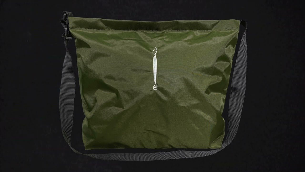 葉っぱの日(8月8日)予約開始<br />チャッカーズ & POSSESSED SHOE限定共同制作<br /><br />“LP BAG”<br /> SIZE : 縦36cm 、横36cm 、マチ12cm<br /> ストラップ：最短57cm～最長111cm<br /> MATERIAL : NYLON<br /> PRICE : ¥6600-(TAX IN)<br /> 発売日：10月上旬予定<br /> 予約期間：8/8(木)〜9/1(日)<br /><br />MUSIC ：息子が巻いてきたジョイント<br /><br />420デニールの厚手で光沢のあるナイロンを使用した、LPサイズのショルダーバックです。マチがあるため、10枚程度のLPが収納出来ます。インサイドポケットが付いており、細かいアイテムも分けて入れられます。レコードバッグとしては勿論、ノートPCも収まるので様々なスタイルでご使用可能です。バッグの側面には薄井緑さんによる視覚効果抜群でインパクトの強いジョイントモチーフが縫い表わされています。<br /><br />8/8(モク曜日)横浜ベイホールワンマン会場にて限定先行販売します。<br /><br />⚠︎こちらの商品は完全受注生産です。確実に入手をご希望の方はPOSSESSED SHOE取り扱い店舗にてご予約をお願いします。<br /><br />https://www.possessedshoe.com/<br /><br />#チャッカーズ #薄井緑 #usuimidori #footplant #hitops #skateshoes #sneakers #japanesebrand #skateboard #skateboarding #possessedshoes