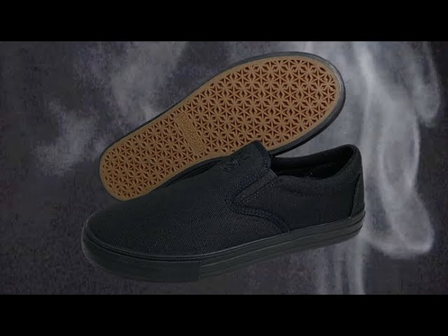 葉っぱの日(8月8日)予約開始<br />チャッカーズ & POSSESSED SHOE限定共同制作<br /><br />“海賊版チャッカーズ”<br /> SIZE : 26cm～29cm<br /> COLOR : BLACK×WHITE, BLACK×BLACK<br /> MATERIAL : CANVAS×NUBUCK<br /> PRICE : ¥11880-(イイハッパ TAX IN)<br /> 発売日：10月上旬予定<br /> 予約期間：8/8(木)〜9/1(日)<br /><br />MUSIC ：100グラム買っちゃった<br /><br />チャッカーズのフロントマン、着火舌朗さん愛用のIU SKATE GANGをベースに、薄井緑さんによる印象的で目を引く“チャ” 刺繍が施された、スリッポンが登場します。14ozのヘビーコットンキャンバスを使用したアッパーは、レザーとは異なり、伸びない性質のため、履き始めは隙間なく感じられますが、足になじむと柔らかくフィットし、型崩れしにくいので長く履き続けられるシューズです。スケートボード仕様にオーリーパッド部分は二重構造で、1層目のキャンバスが削れても2層目のヌバックにより、穴が開いても貫通しづらい特徴があります。ソールパターンはグリップ力が高く、メッセージ性の強いPOSSESSED SHOEオリジナル麻柄パターンを採用しています。<br /><br />8/8(モク曜日)横浜ベイホールワンマン会場にて、サンプルの展示と試履き会を開催します。※来場者特典有<br /><br />⚠︎こちらの商品は完全受注生産です。確実に入手をご希望の方はPOSSESSED SHOE取り扱い店舗にてご予約をお願いいたします。<br /><br />https://www.possessedshoe.com/<br /><br />#チャッカーズ #薄井緑 #usuimidori #skategang #slipon #skateshoes #sneakers #japanesebrand #skateboard #skateboarding #possessedshoes