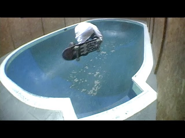 KOMA at P-NUTS BOWL.<br />"BONELESS ONE Ⅱ" on the feet of KOMA. <br />商品に関するお問い合わせは下記WEBSITEより取り扱い店舗をご確認の上お願いします。<br /><br />https://www.possessedshoe.com/