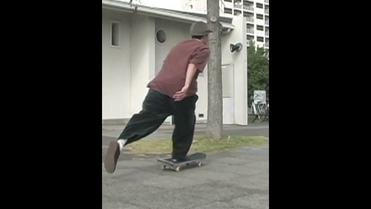 “ISLAND UPSETTERS -SKATE GANG黑-"<br />SIZE：24~29cm(6~11inch)<br />MATERIAL：CANVAS × NUBUCK<br />PRICE：¥9900-(TAX IN) <br />発売中<br /><br />Seimi Miyahara in the POSSESSED SHOE “ISLAND UPSETTERS -SKATE GANG黑-"<br /><br />ISLAND UPSETTERSシリーズのアッパー素材には14ozのコットンヘビーウェイトキャンバスを採用しています。厚みのあるタフな生地を使用している事で、シューズの履き始めは、硬さや窮屈さを感じる方もいるかもしれませんが、キャンバス生地は馴染めば皮革と同等、またはそれ以上の柔軟性を感じられます。キャンバスは皮革と比べ伸びないので、シューズの形崩れがしずらく、寿命が長いです。二重構造部分の二層目にはヌバックを使用している事も形崩れしない理由の一つです。ヌバックは皮革素材の中で最も強いとされる表革の表面(銀面)を削り、柔らかくした物です。スエードと同等の柔らかさがあるのに伸びづらく、穴が空きづらいです。<br /><br />商品に関するお問い合わせはPOSSESSED SHOE取り扱い店舗までお願いします。プロフィールリンクのWEBSITE内STORE LISTにて取り扱い店舗をご確認下さい。メーカー在庫対応致します。店頭にてお問い合わせ下さい。<br /><br />https://www.possessedshoe.com/<br /><br />Link in bio for more information, and overseas customers.<br /><br />#skategang #slipon #skateshoes #sneakers #japanesebrand #skateboard #skateboarding #possessedshoes