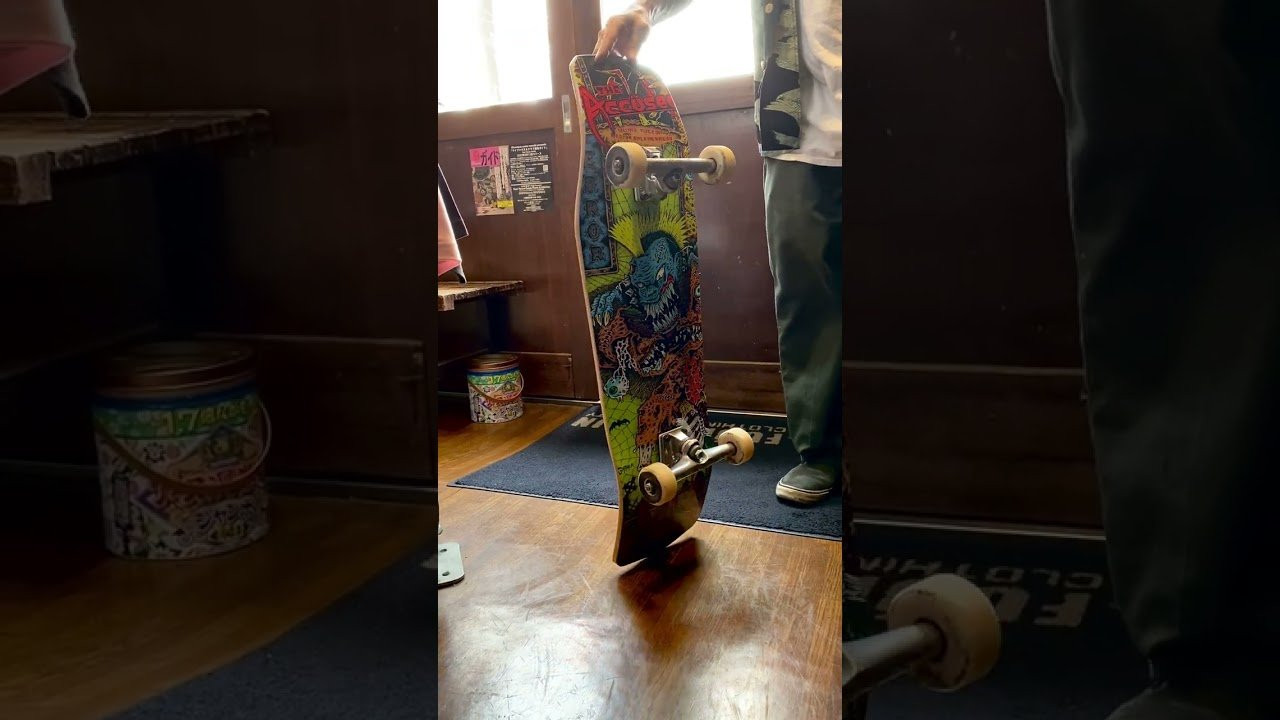 80年代前半から活動を続けるクロスオーバー・ハードコアの先駆者 "THE ACCUSED AD"の初来日を記念してコフィンシェイプのデッキが FUUDOBRAIN より発売されます。 FABRIC SKATE SHOPがデザインしたコフィンシェイプはストリートからトランジションまで本格的に乗れる変形シェイプです 。POSSESSED SHOE取り扱い店で8/19(SAT)まで予約を受け付けてます。リリースは10月中旬です。受注生産なので確実に入手希望の方は必ずご予約下さい。<br /><br />POSSESSED SHOE.CO : https://www.possessedshoe.com/<br /><br />FUUDOBRAIN : https://fuudobrain.shop-pro.jp/<br /><br />FABRIC : https://www.instagram.com/fabric045/?hl=ja<br /><br />以下はコフィンボードの説明とシェイプをデザインした小島氏の解説です。<br /><br />全世界のスケートパンクの憧れであるCOFFIN DECK(コフィンデッキ：棺桶形スケートボード)。コフィンデッキは80年代中盤に登場しました。PLAN 9社製のMISFITS、SAMHAINモデルはコフィンシェイプの代表格ですが、棺桶形を再現重視の設計だった為、テールが折れてしまうというデメリットがありました。一方乗り味を重視したスケートボードブランドがリリースしたモデルとしてはSKULL SKATESのDEAD GUYS、SIMSのPharaoh等、そのネーミングから分かるユニークな企画の物が存在しました。(SKULL SKATESは現在もDEAD GUYSシリーズを発売し続けています。)スケーターが棺桶型にこだわる理由の一つとして、スケートボードに取り憑かれ、ハードコアなライディングに傾倒し、いつ死が訪れるか分からない状況に、自らが乗るボードを棺桶に喩え、死ぬ時はスケートボードの上で死にたいとさえ考える。それ程スケートボードに傾倒する一種のアイコンとして認識されています。それを裏付ける様に、トリックではありませんが、”COFFIN”と呼ばれるスケートボードの上に寝そべり、胸の上で手を合わせる乗り方が存在する程です。<br /><br />現在のスケートボードシーンは多様化が進み、ポプシクルボード(ノーズとテールが対照的な形)がマーケットの主流ではありますが、一方では様々な変形シェイプが各社から発売されています。現代のボードデザインとコーンケーブ技術は変形シェイプボードの乗り味を80年代の物より飛躍的に向上させています。ボードデザインは80年代よりスケートボードに乗り、オリジナルシェイプを数多く手掛ける、横浜の名物スケートショップ”FABRIC”オーナーの小島氏による物です。個性的なストリートスタイルからトランジッションライディングまで幅広く楽しむ事が出来る、乗れるコフィンデッキが完成しました。以下は小島氏による解説です。<br /><br />コフィンシェイプを知ったのはMisfitsのモデルでした。棺桶形のデッキにガイコツがプリントされている、それはカッコ良いシェイプでしたが、テールの付け根が細過ぎて、どう考えてもウィールは飛び出すしすぐに折れそうな作りでした。それ以来時折りスケートシーンにコフィンシェイプが登場します。長年スケートしていると、ふと「棺桶に乗ってスケートするなんて、覚悟が決まっている！」と、どうしてもコフィンに乗りたくなり、2017年にコフィンシェイプを削り、それから何度も調整し、今のスケートシーンでも充分に対応できるシェイプとなりました。<br />そしてこの度、一歩カッコ良い側のコフィンに戻り、再びこのシェイプを考案しました。幅10“長さ31.5”そしてトラックの穴は前後共に2箇所空いており14.25“・14.625“・15”のWBが選べます。それにより大きなwheelを使ったクルーズセッティングや、ノーズ重心のテールをポップさせる動き、さらにはコンクリートのプールでも存分に踏み込める仕様となっています。<br />どのセッティングが自分に合うのか、トラックやウィールをいろいろ試してみてください。乗ってみて1番あなたに都合の良い位置が正解です。<br />答えはあなた自身です。そこからがスタイルです、存分に迷走して、このデッキで自分探しの旅に出てください。<br /><br />サイズスペック<br />Width 10” / Length 31”.5 / Wheelbase 14.25, 14.625, 15”<br /><br />#theaccusedad #coffindeck #possessedshoes