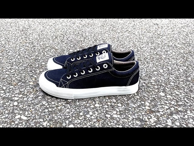 2023年10月発売予定<br />“ISLAND UPSETTERS -SLAPPY-"<br />SIZE：24~29cm(6~11inch)<br />MATERIAL：CANVAS × NUBUCK<br />PRICE：¥9900-(TAX IN) <br /><br />https://www.possessedshoe.com/<br /><br />ISLAND UPSETTERS シリーズはアッパー素材にコットンキャンバスを採用する事でリーズナブルな価格帯を実現したスケートシューズです。14ozのヘビーコットンキャンバスをアッパー全体に使用しています。オーリーで擦れてしまうアッパー側面部分はニ層構造で、二層目にヌバックを使用しています。ヌバックはレザー素材の中で最も強度のある表革の表皮部分を起毛加工した物です。柔らかいのに伸びずらいので、アッパーで最も力の掛かる側面部分の伸びを抑え、シューズの形崩れを軽減し、オーリーで擦れてしまう部分は穴が開きづらいです。キャンバスアッパーは軽く柔らかい特性があります。レザー素材の様に伸び縮みがある素材は履きこむ程に自分の足の形にシューズが変形していきます、対してキャンバスシューズは履きこめば足に馴染みますが、素材の伸び縮みが少ない為、シューズが型崩れするスピードが遅いです。型崩れはシューズの寿命に直結します。型崩れが少ない分、破損部分をその都度補修し履き続ければレザーシューズより長持ちすると言う声が多いです。※使用状態や補修方法等、条件により差があります。