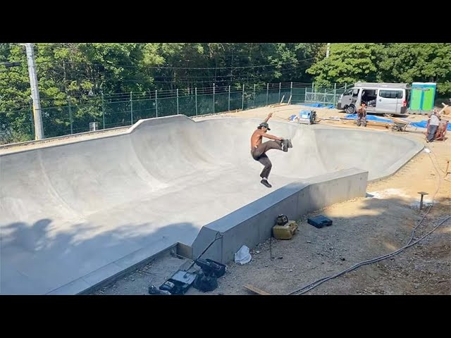 "BLACK ROOTS"<br />2022年9月発売予定<br />SIZE : 24cm~29cm<br />MATERIAL : CANVAS × SUEDE<br />PRICE : ¥13,200-税込<br /><br />Skateboarding：CAPY<br />Movie：@rkkd2d<br /><br />"BLACK ROOTS"はPOSSESSED SHOEのファーストモデル"BONELESS ONE"をベースに摩耗の激しい爪先にラバーキャップを付け耐久性を高めました。トゥキャップを採用する事で型崩れしにくくシューズの寿命を長くする事が出来ます。最大の特徴はくるぶしを圧迫せず足首を守る絶妙な高さのミドルカットです。シューレースの位置を足首寄りに設定しているので足首から甲にかけた部分を靴ひもで固定出来ます。アッパーは爪先部分が一体型のデッキシューズ形状を採用しているので靴の中で指が圧迫されずに足首より下にストレスを感じにくいデザインです。自由な感覚が好きな方には是非一度足を通して欲しい一足です。オーリーパッド部分はスエードの二層構造になっています。<br /><br />商品に関するお問い合わせはPOSSESSED SHOE取り扱い店までお願いします。プロフィールリンクのWEBSITE内STORE LISTにて取り扱い店舗をご確認下さい。<br /><br />この商品はシーズン限定カラーです。確実に入手をご希望の方は取り扱い店舗にて予約をお勧めします。※6月頭まで各店舗で予約を受け付けています。店舗により予約締め切り日が異なりますのでご注意下さい。<br /><br />#skateshoes #sneakers #blackroots #midcut #chukkashoes #スケシュー #スニーカー #japanesebrand #skateboard #skateboarding #possessedshoes