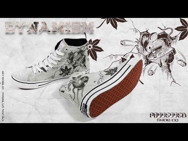 “DYNAMISM"<br />2021年9月18日発売<br />SIZE : 24cm~29cm﻿<br />COLOR : GRAY<br />PRICE : ¥13200-税込<br />ART WORK : TOSHIKAZU NOZAKA<br /><br />絵師、彫り師、スケートボーダーである野坂稔和氏によるアートワークが全面に描かれたハイカットシューズです。ベースになっている"FOOT PLANT"はくるぶし上まで特殊素材のアッパーが足首を包みガードします。足の甲をホールドする設計なのでシューレースを一番上まで締めなくても靴の中で足は遊びません。﻿ 甲部分左右のハトメの間がフットボールの様な形状になり、立体的にフィットする為、甲高な日本人の足にしっくり合います。ハイカットなのに足首をストレス無く動かす事が出来ます。<br /><br />商品に関するお問い合わせは下記リンクのWEBSITEより取り扱い店舗をご確認の上お願いします。<br /><br />https://www.possessedshoe.com