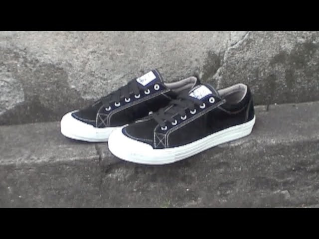 "MIGHTY JAWS"﻿ 発売中<br />SIZE : 24cm~29cm﻿<br />COLOR : BLACK×WHTE﻿<br />MATERIAL : SUEDE﻿<br />PRICE : ¥13200-税込<br /><br />RIDER : MARU<br />﻿<br />"MIGHTY JAWS"はアッパー素材にレーザーの中で最も柔らかいスエードを採用し、履き始めから足に馴染み易く、摩耗の激しい爪先にはラバーキャップを付け耐久性を高めました。デッキを様々な方向に回すスケーターには摩耗の激しい爪先部分のラバートゥキャップは面積が広ければその分耐久性は上がりますが、反面、着用時に爪先部分に堅さを感じてしまう原因にもなります。"MIGHTY JAWS"に採用したトゥキャップは最も摩耗の激しい爪先先端はカバーしつつ、足指の関節の動きに支障の無い様に設定しました。<br /><br />商品に関するお問い合わせは下記リンクのWEBSITEより取り扱い店舗をご確認の上お願いします。﻿メーカー在庫対応致します。店頭にてお問い合わせ下さい。<br /><br />https://www.possessedshoe.com/<br /><br /><br />#skateshoes #sneakers #slappy #mightyjaws #lowtop #japanesebrand #skateboard #skateboarding #possessedshoes