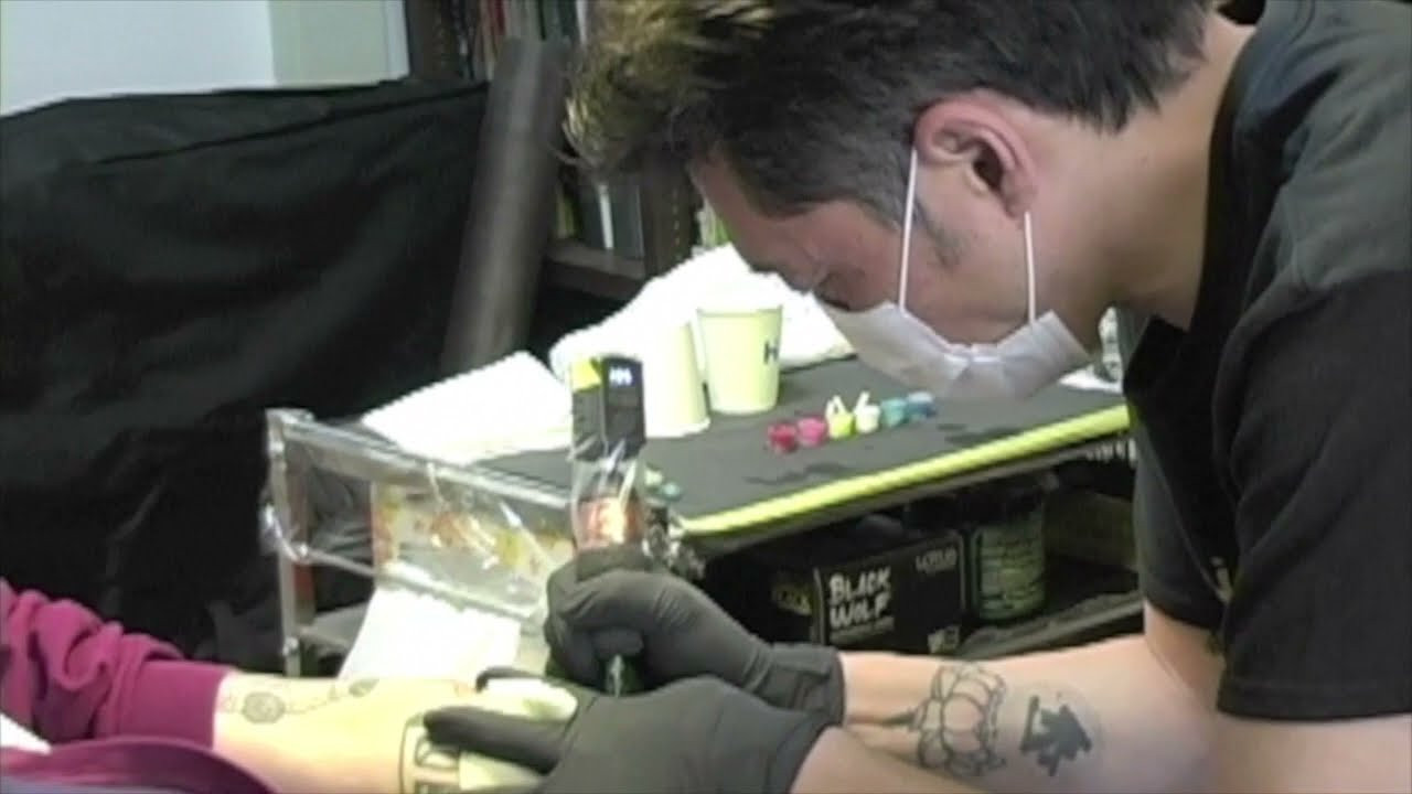 "DYNAMISM"<br />2021年9月発売予定<br />SIZE : 24cm~29cm﻿<br />COLOR : GRAY<br />PRICE : ¥13200-税込<br />絵師 : 野坂稔和 <br /><br />絵師、彫り師、スケートボーダーである野坂稔和氏によるアートワークが全面に描かれたハイカットシューズです。ベースになっている"FOOT PLANT"はくるぶし上まで特殊素材のアッパーが足首を包みガードします。足の甲をホールドする設計なのでシューレースを一番上まで締めなくても靴の中で足は遊びません。﻿ 甲部分左右のハトメの間がフットボールの様な形状になり、立体的にフィットする為、甲高な日本人の足にしっくり合います。ハイカットなのに足首をストレス無く動かす事が出来ます。<br />﻿<br />商品に関するお問い合わせはWEBSITEより取り扱い店舗をご確認の上お願いします。﻿<br /><br />この商品は数量限定生産の為、確実に入手を希望の方は取り扱い店舗にてご予約をおすすめします。