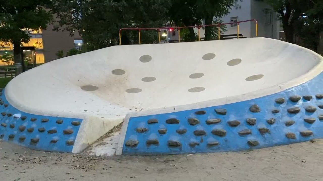 Thesebpark playlets are located in the eastern and western towns of Japan.