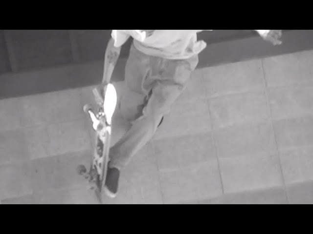 “SKATE GANG” is a sturdy slip-on shoe for skate boarding.designed not to come off easily,   It’s designed so that at kick-off when push to the surface of the road is made, body weight towards the tip of the toes in such action is supported giving maximum minimization to the rise of the heel.  With the ollie pad portion having a double suede construction, whereby making opening of holes difficult, the finished shoe is tough.<br /><br />RIDER : Shor West