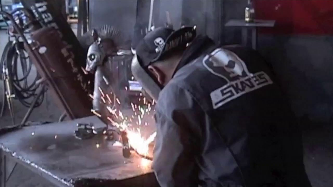 POSSESSED SHOEとカナダのレジェンダリースケートボードブランドSKULL SKATESとのオフィシャルコラボレーションボード。<br /><br />SKULL SKATESのデッキはカナダ製にこだわり、硬く衝撃に強いカナディアンメープルを使用しています。※バットやボーリングレーン等にも使われる木材です。チップがしずらく、硬さと弾きの強さは他に類を見ないスケートデッキです。<br /><br />グラフィックのSKATE RATはSKULL SKATESとも親交の深いJUNKLAW氏による鉄製アートピースです。このプロジェクトの為にPOSSESSED SHOEをイメージして制作していただきました。