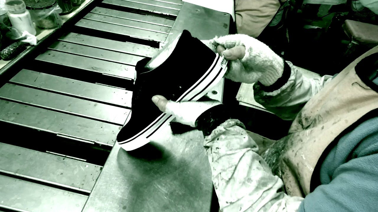 ヴァルカナイズドソールはアッパーとソールを化学反応で接着する方法により作られています。最大の特徴はアウトソールをアッパーと接着させる際にフォキシングテープと呼ばれるラバー製のテープを靴の外周に巻き付け接着します。この方法を採用する事によりつま先に力をかける動作(地面を蹴り出す時)の際にソールを屈曲しやすくします。<br />一方カップソールはポリウレタンやEVA等の素材を成形した一体型のソールをアッパーと接着(接着後に縫製で止めている物もあります。)する方法です。一体型ソールは形状に変化をもたせる事や軽量化する事にたけています。またヴァルカナイズドソールと比較すると耐久性が高い事でも知られています。しかしカップソールには特有の柔らかさを持つラバーソールを使用出来ないというデメリットがあります。<br />近年ではフォキシングテープを使用しない一体型ソールを使用するヴァルカナイズドソールも存在します。ソールを一体型にすると耐久性は向上しますがヴァルカナイズドソール特有の柔らかさは失われます。<br />POSSESSED SHOEはボードフィールに重点を置きデザインしています。ラバーのアウトソールを使用したフォキシングテープを使用するヴァルカナイズドソールにこだわっています。