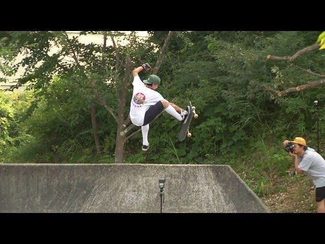 POSSESSED SHOE.CO SHOR WEST 2nd short movie.<br />RIDER : Shor West<br />MUSIC : THE SCUMBAG<br />FILMED BY : VHS MAG