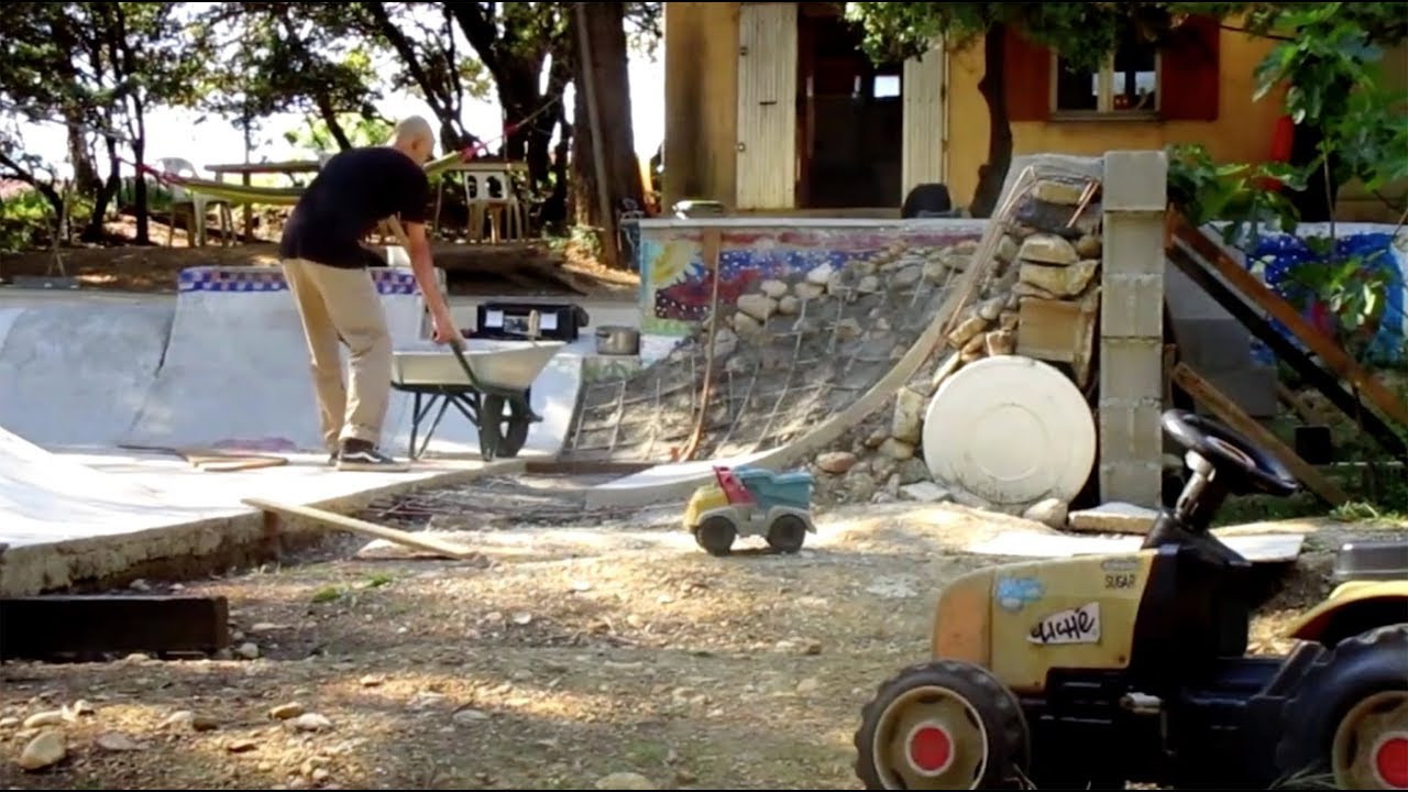 Memory imagery is a family video about what's going on out there. #beaulieudiy #CVNhole <br /><br />Filmed, drawn and edited by Sammy Idri.<br /><br />Featuring Sammy Idri, Jo Dezecto, Chloé Bernard, Victor Pellgrin, Manu Sanz, Julien Benoliel, Julien Puig, Jean-Thomas Tschirret and many more.<br /><br />Music: Solid Space " Afghan Dance", Jog " Red Box ", Kraftwerk " Autoban ", Devo "Be Stiff Hardcore Demo", Joy Division "Autosuggestion", The Oh Sees "You are in my Glass".