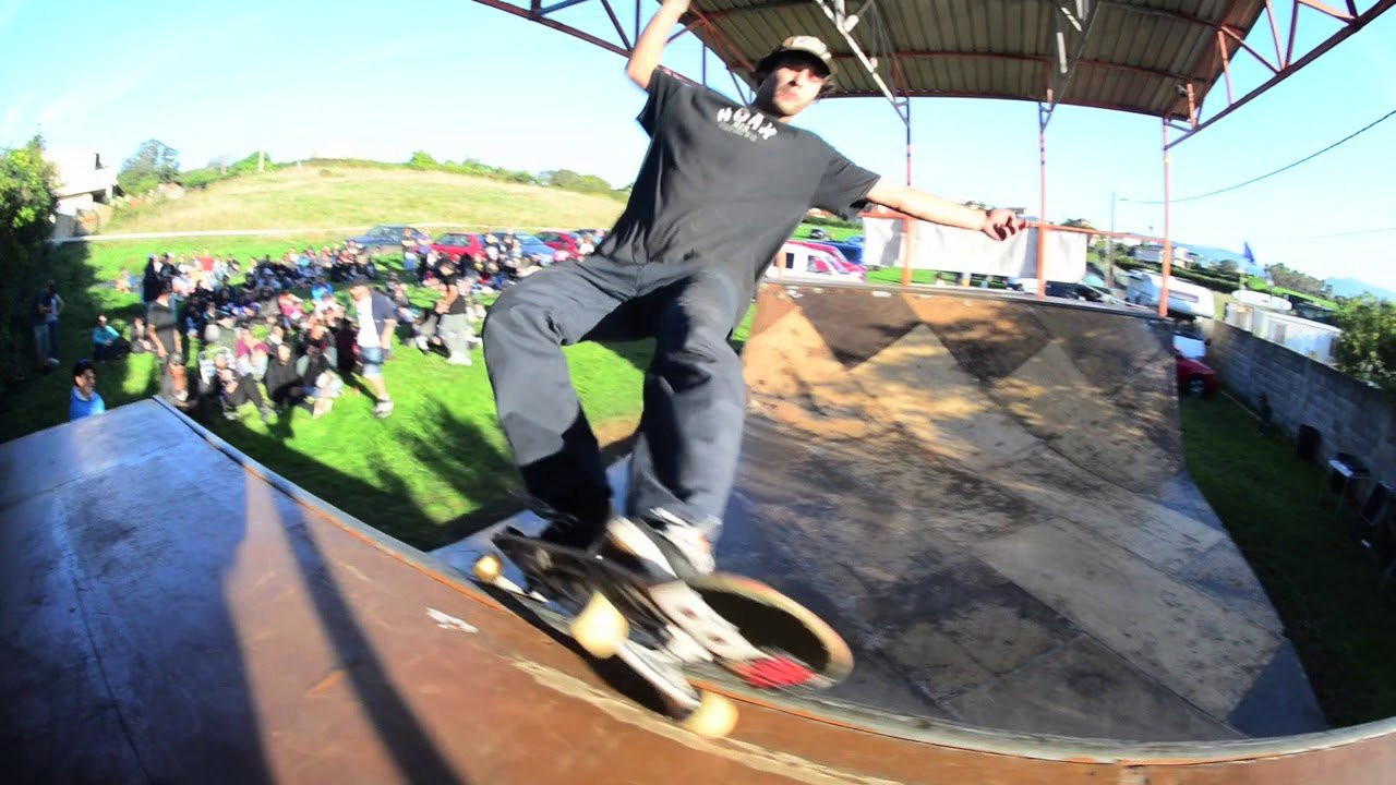 Miniramp contest at Camping Gijón in Asturias, Spain<br /><br />Filmed & Edited by J. Hay / Confusionmagazine.com<br />Music: Loaded "I don't care about you" (Fear cover)<br /><br />Full article at: www.confuzine.com/2017/11/06/asgaya-miniramp-contest-gijon-spain/