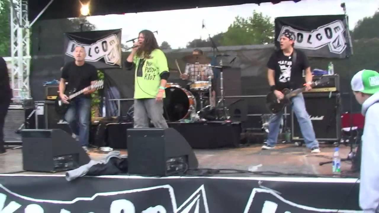 Bergfest 2012 two day skate contest in Münster, Germany with the Adolescents finishing off the skate assault on the Monster Bowl. A low-fi skate Adolescents rock video. Sometimes you aim high, other times you aim low. Drunkfest 2012 - Münster, Germany.<br /><br />Filmed & Edited by Jonathan Hay / Confusion Magazine<br /><br />Full feature here:<br />http://www.confuzine.com/2012/10/14/bergfest-2012-battle-at-the-monster-bowl-munster-germany/