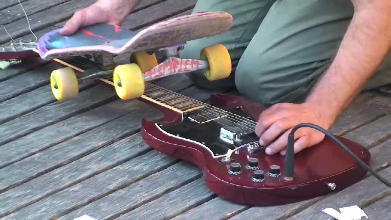 Helmut Vutuc Lampshade <br />Live at Fiesta Des Ursulines. <br />Brussels, Belgium. May 26th, 2012<br /><br />Filmed by Haywire for Confusion Magazine<br />http://www.confusionmagazine.com