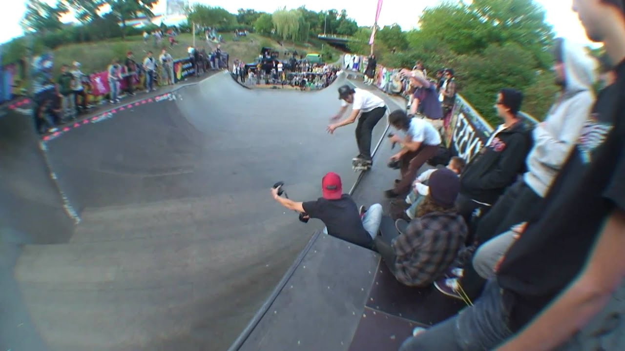 Each year there is a skate jam/contest/party benefit to fix the ramp at the best Mini Ramp in Germany found at Lohsestrasse in Cologne. Not a big contest, just a bunch of locals and a few skaters from around Germany showing up, having a good time, drinking beers, and skateboarding.
