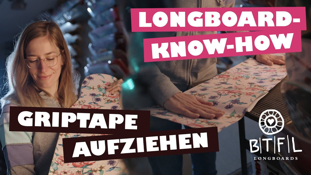 Du hast dir ein neues Griptape für dein Rollbrett zugelegt und brennst darauf, es endlich aufzuziehen? In diesem Video zeigen wir dir, wie du dein frisches Deck mit neuem Griptape beziehst. Kleiner Tip: Wenn auf deinem Deck schon Griptape drauf ist, kannst du es einfach abziehen. Das funktioniert noch leichter mit einem Föhn, da die warme Luft den Kleber löst. Wenn dir das Video gefallen hat, hinterlasse uns gerne ein "Daumen hoch" ;-)